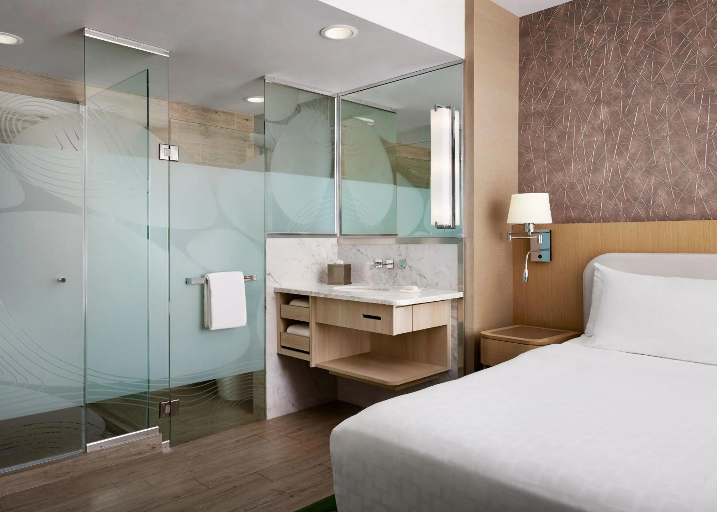 Shower, Bed in Pasadena Hotel & Pool
