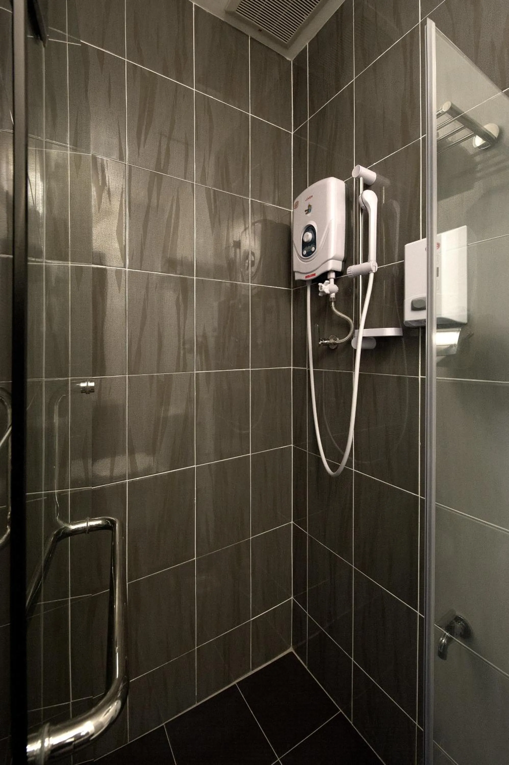 Shower in The Explorer Hotel