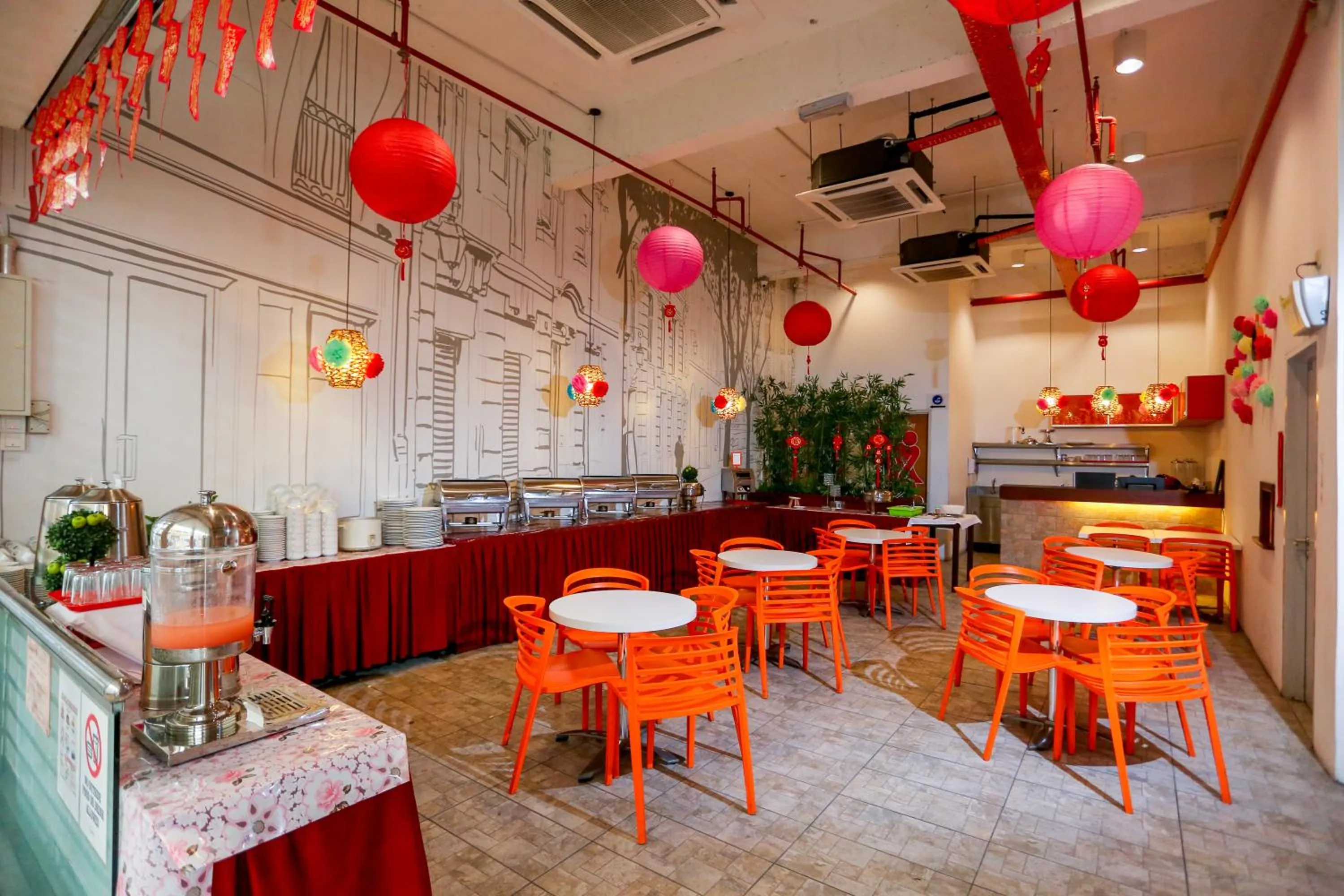 Restaurant/places to eat in The Explorer Hotel