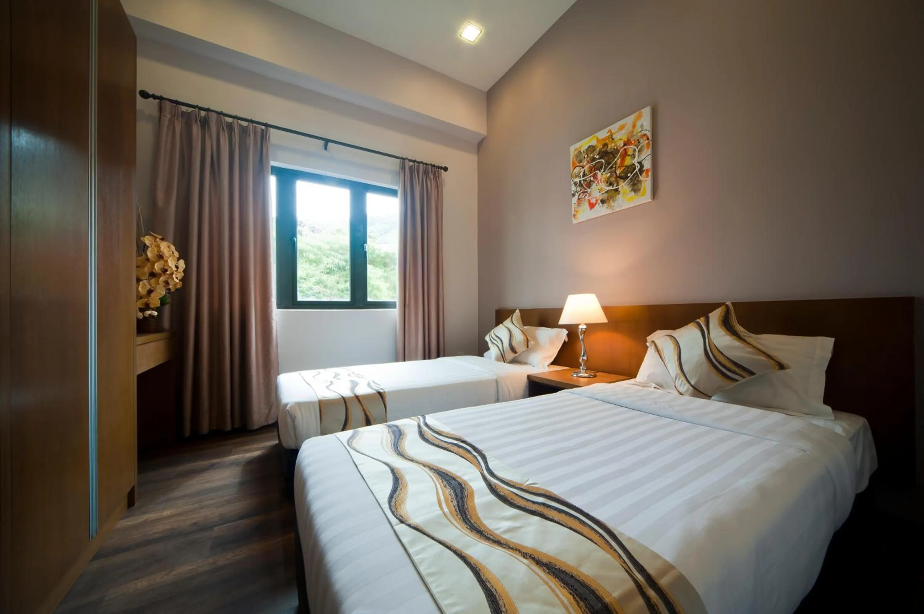 Kitchen or kitchenette, Bed in Nova Highlands Hotel