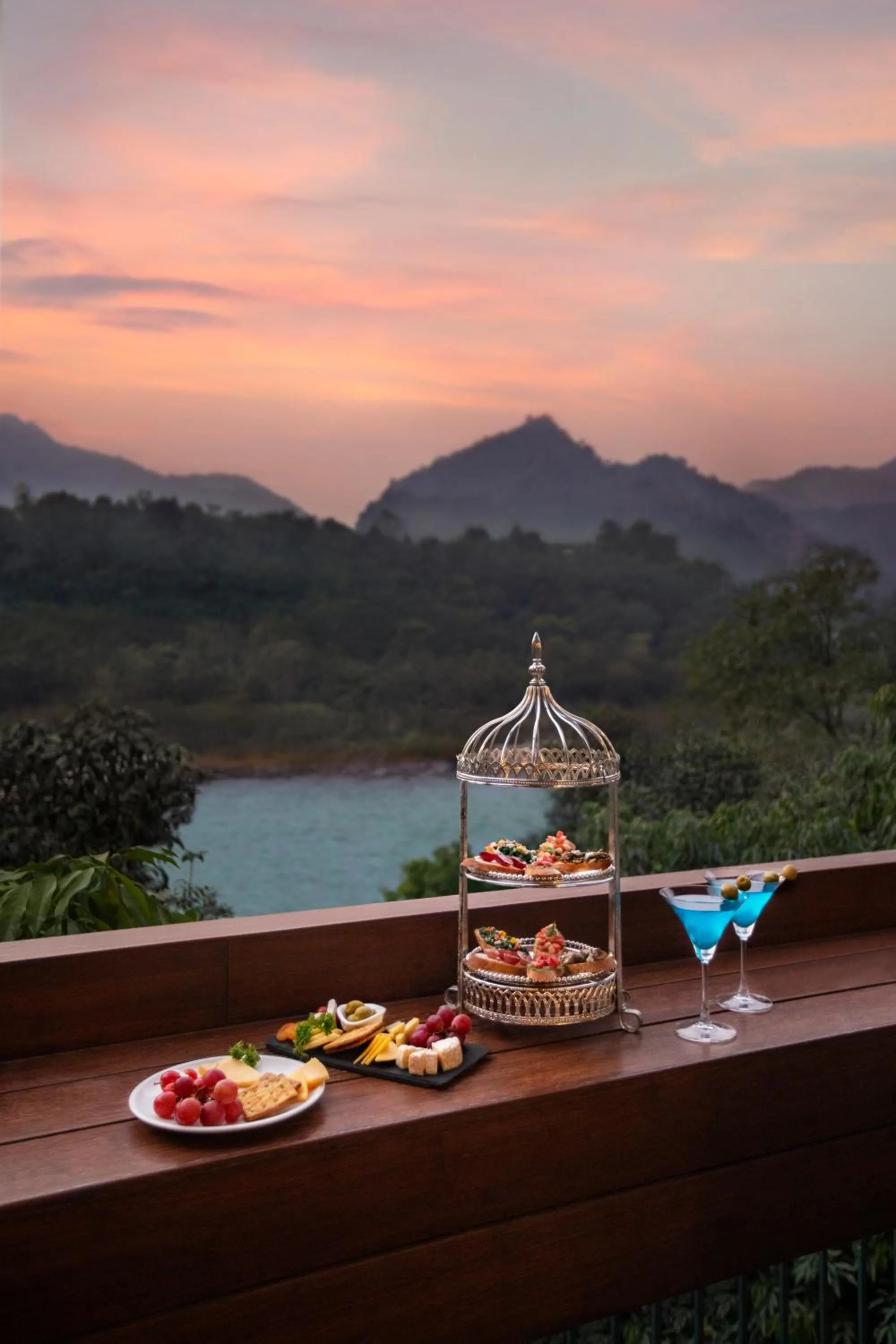 Lounge or bar in Anand Kashi by the Ganges Rishikesh - IHCL Seleqtions