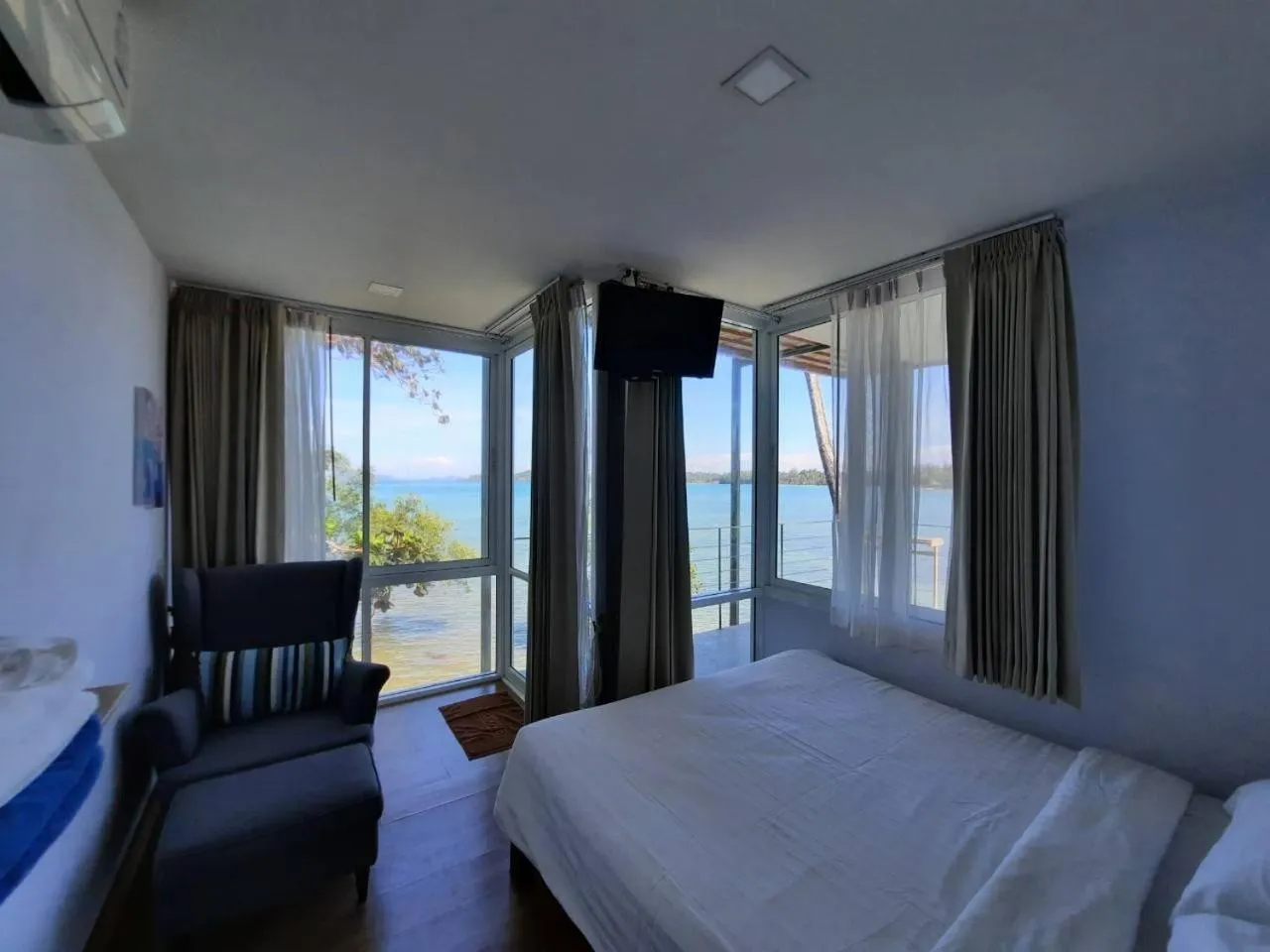 Bed in Koh Mak Cococape Resort