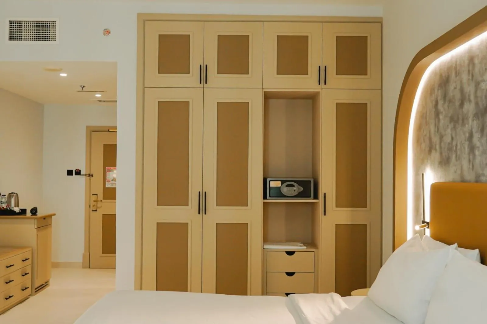wardrobe, Bed in Sheraton Khalidiya Hotel