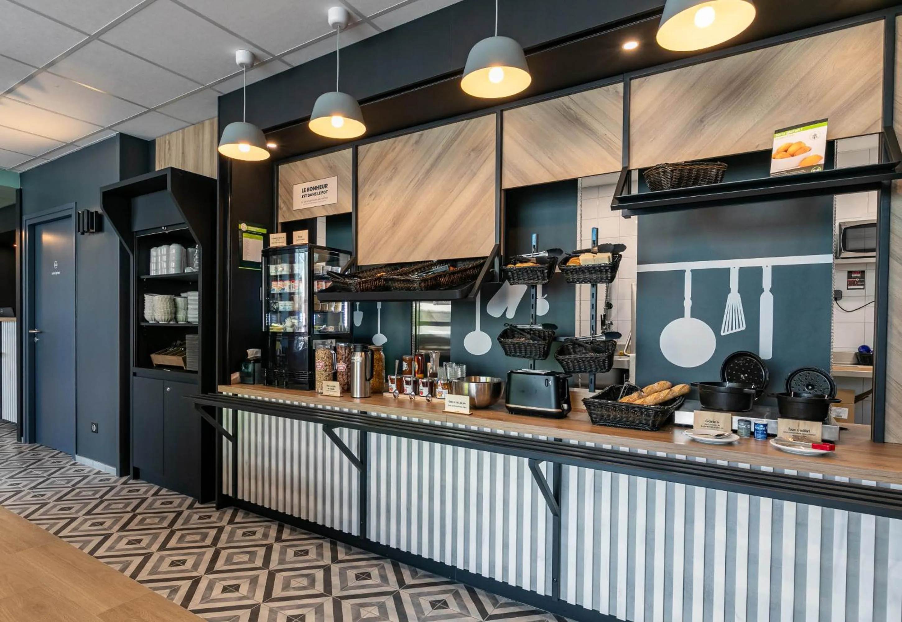 Buffet breakfast in B&B HOTEL Mulhouse Bâle Aéroport