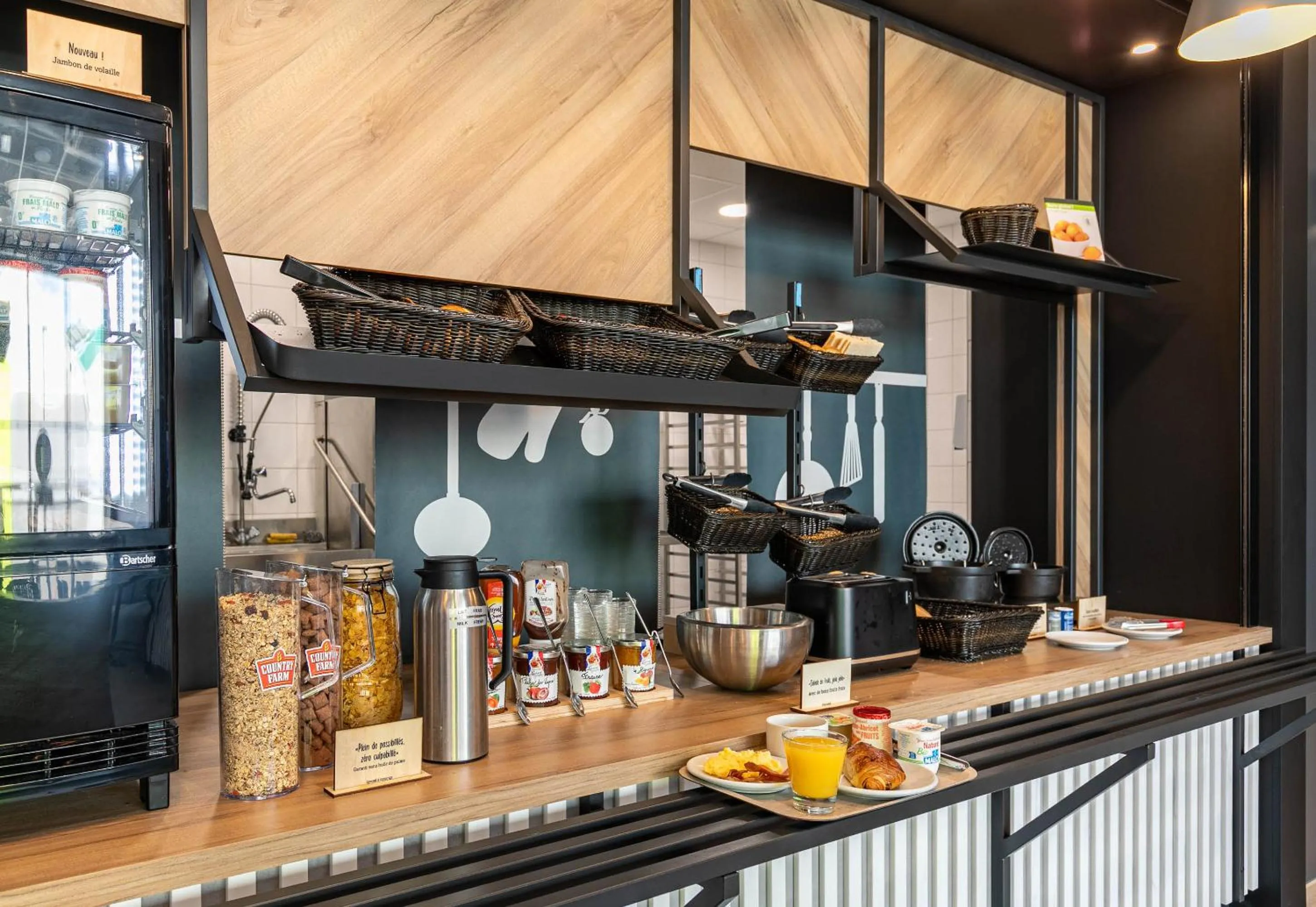 Buffet breakfast in B&B HOTEL Mulhouse Bâle Aéroport
