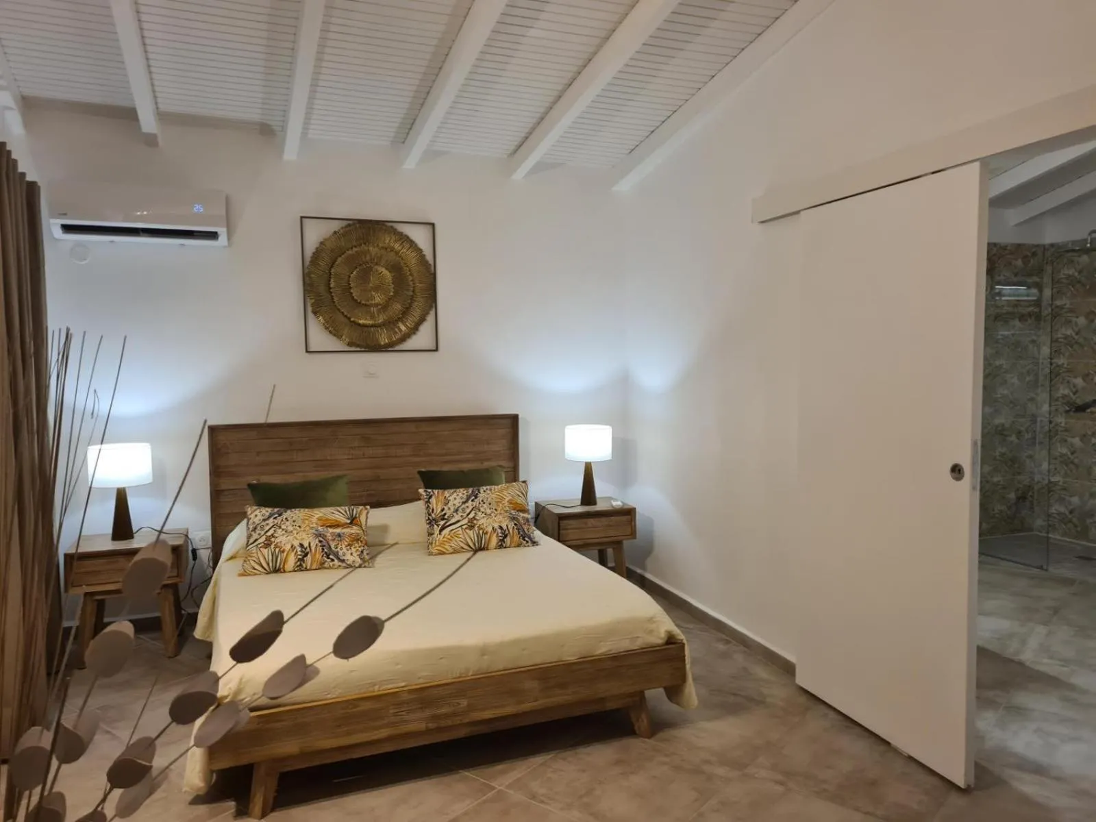 Bed in LA BERCEUSE CREOLE