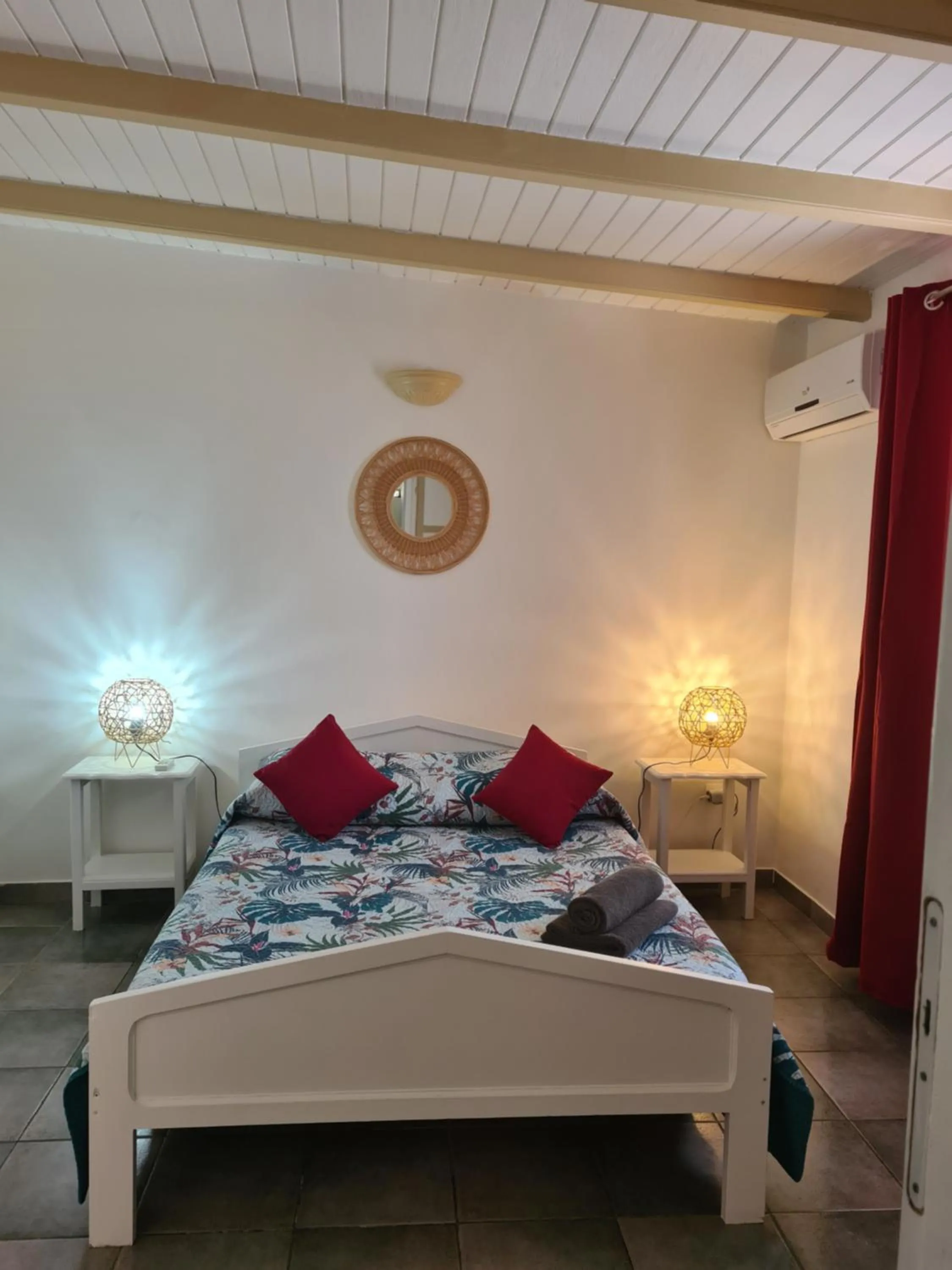 Bed in LA BERCEUSE CREOLE