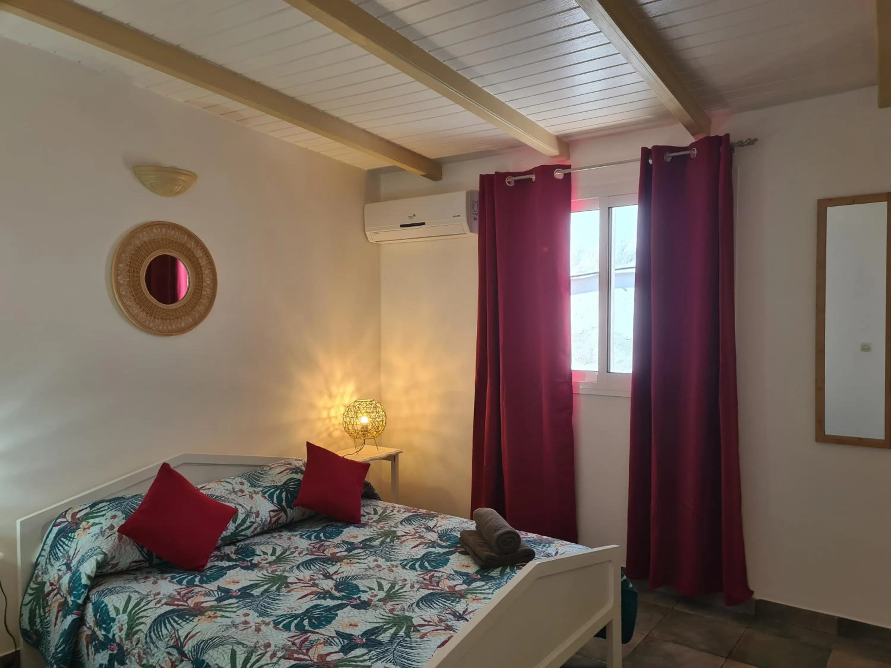 Bed in LA BERCEUSE CREOLE