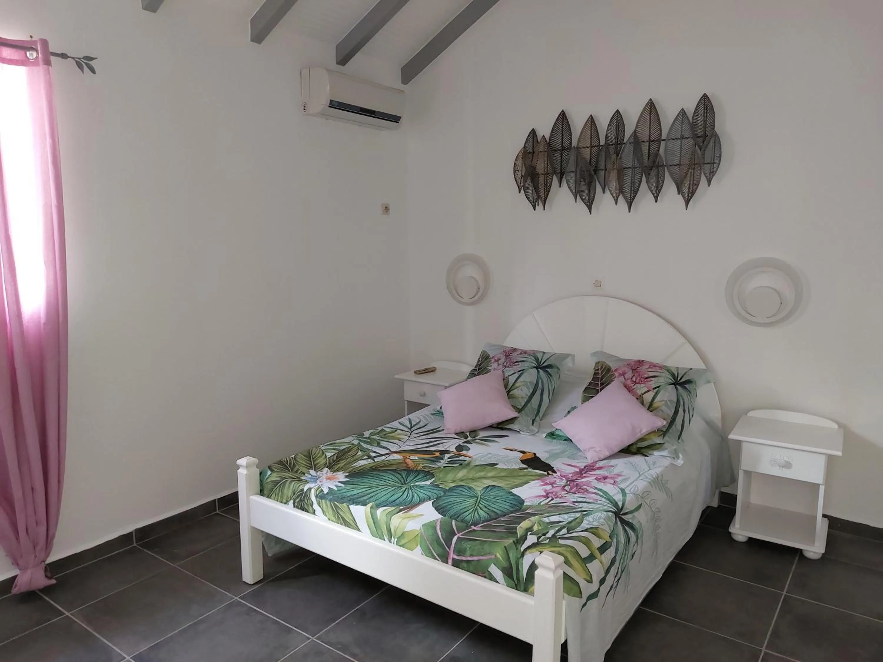 Bed in LA BERCEUSE CREOLE