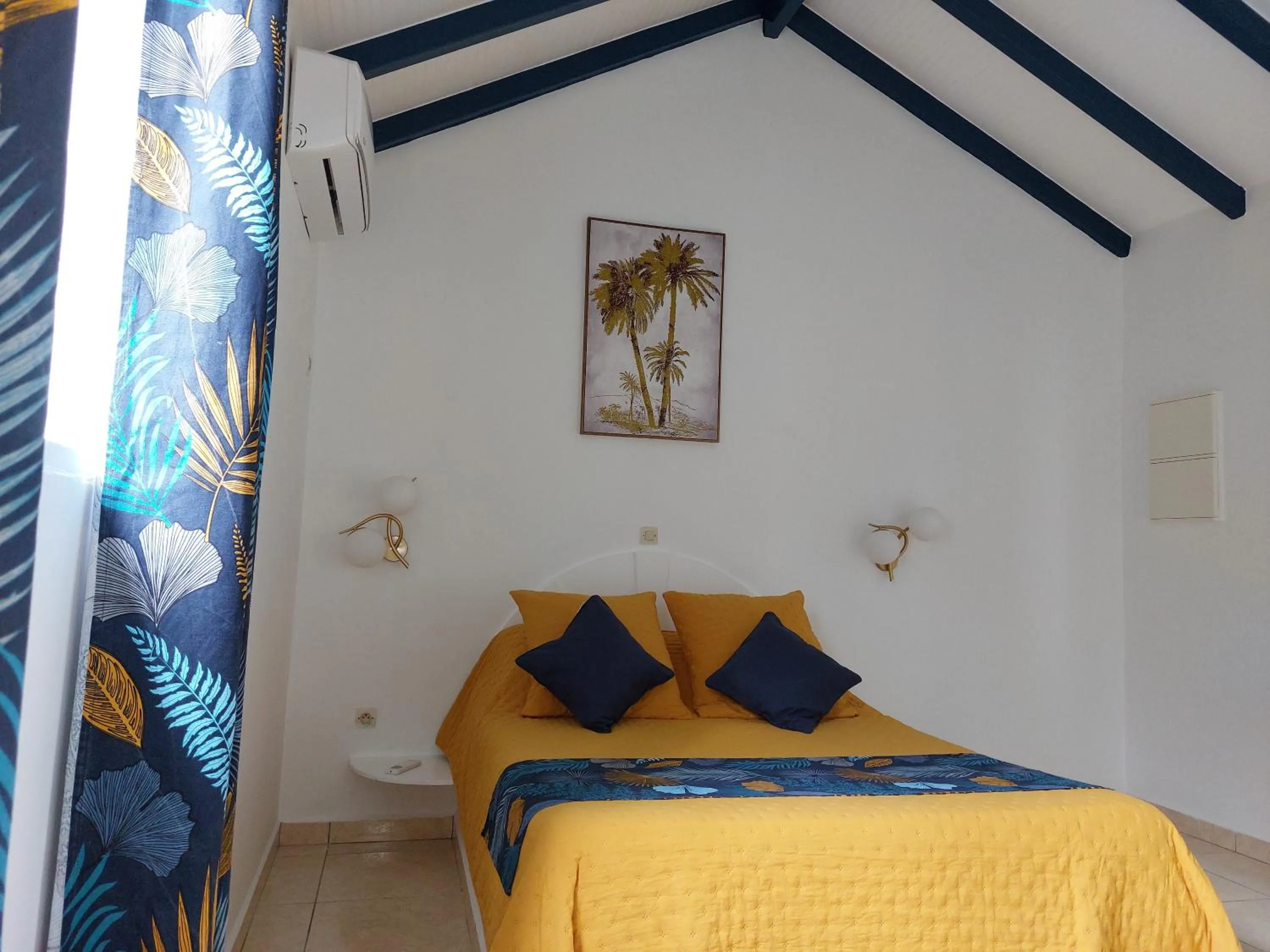 Bed in LA BERCEUSE CREOLE