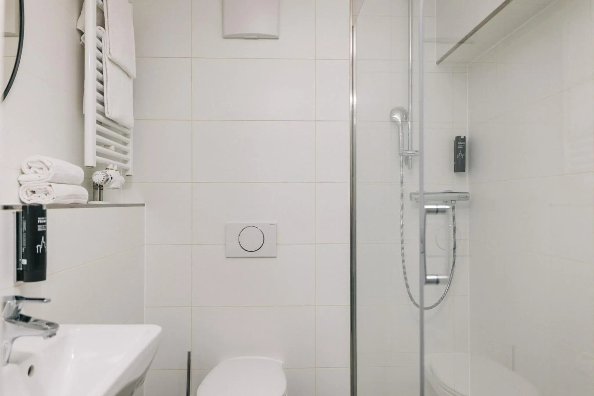 Shower in Homaris Apartments Frankfurt