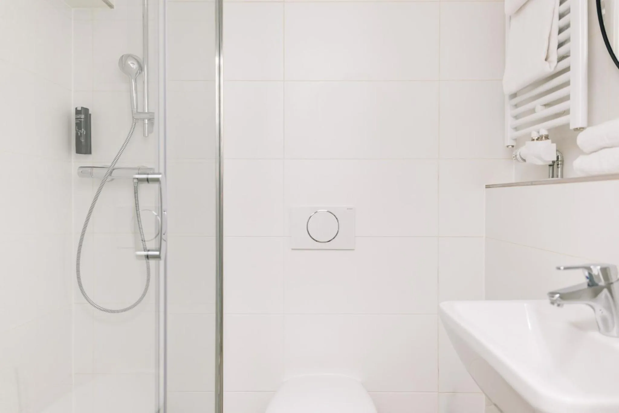 Shower in Homaris Apartments Frankfurt