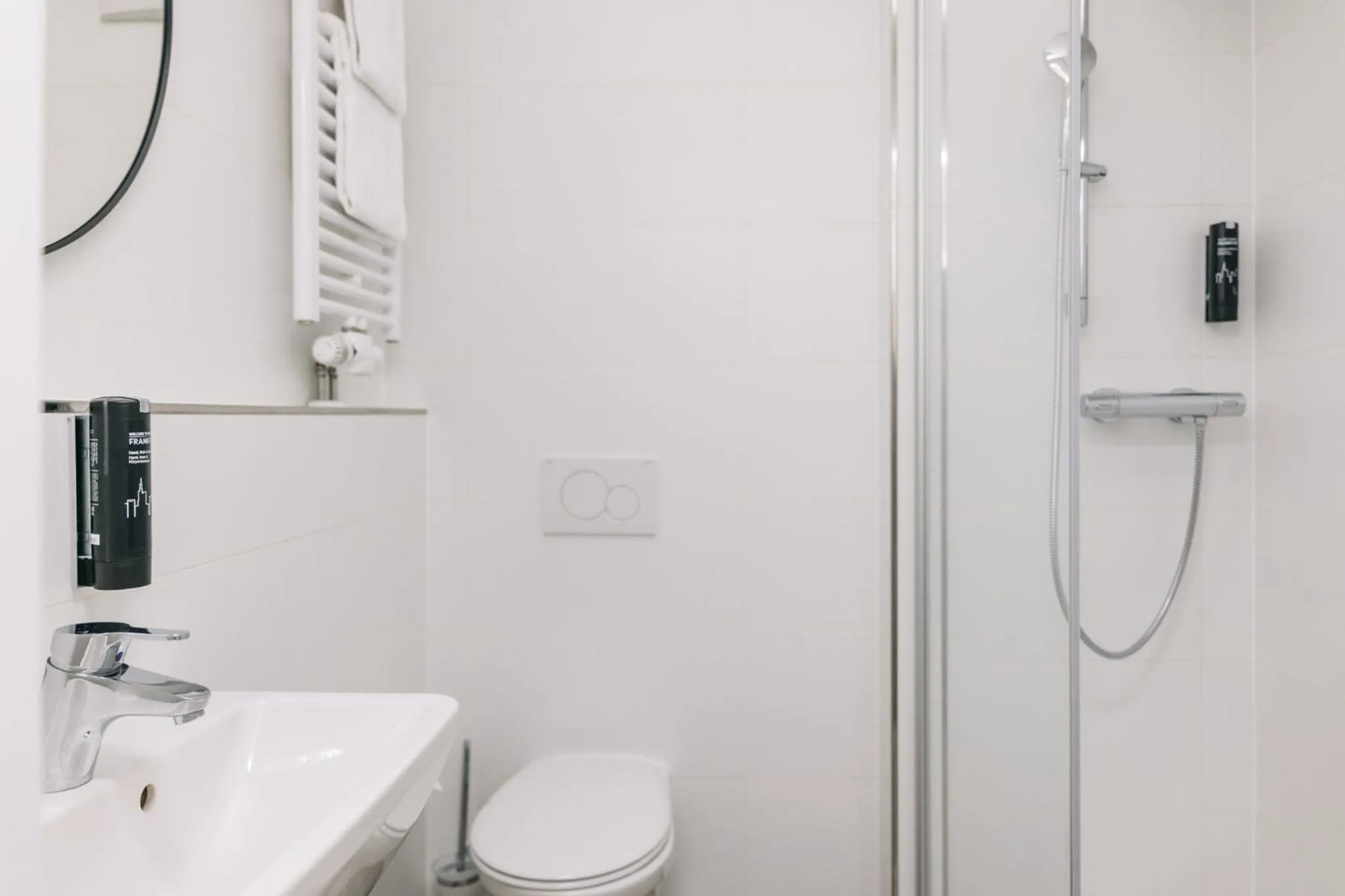 Shower in Homaris Apartments Frankfurt