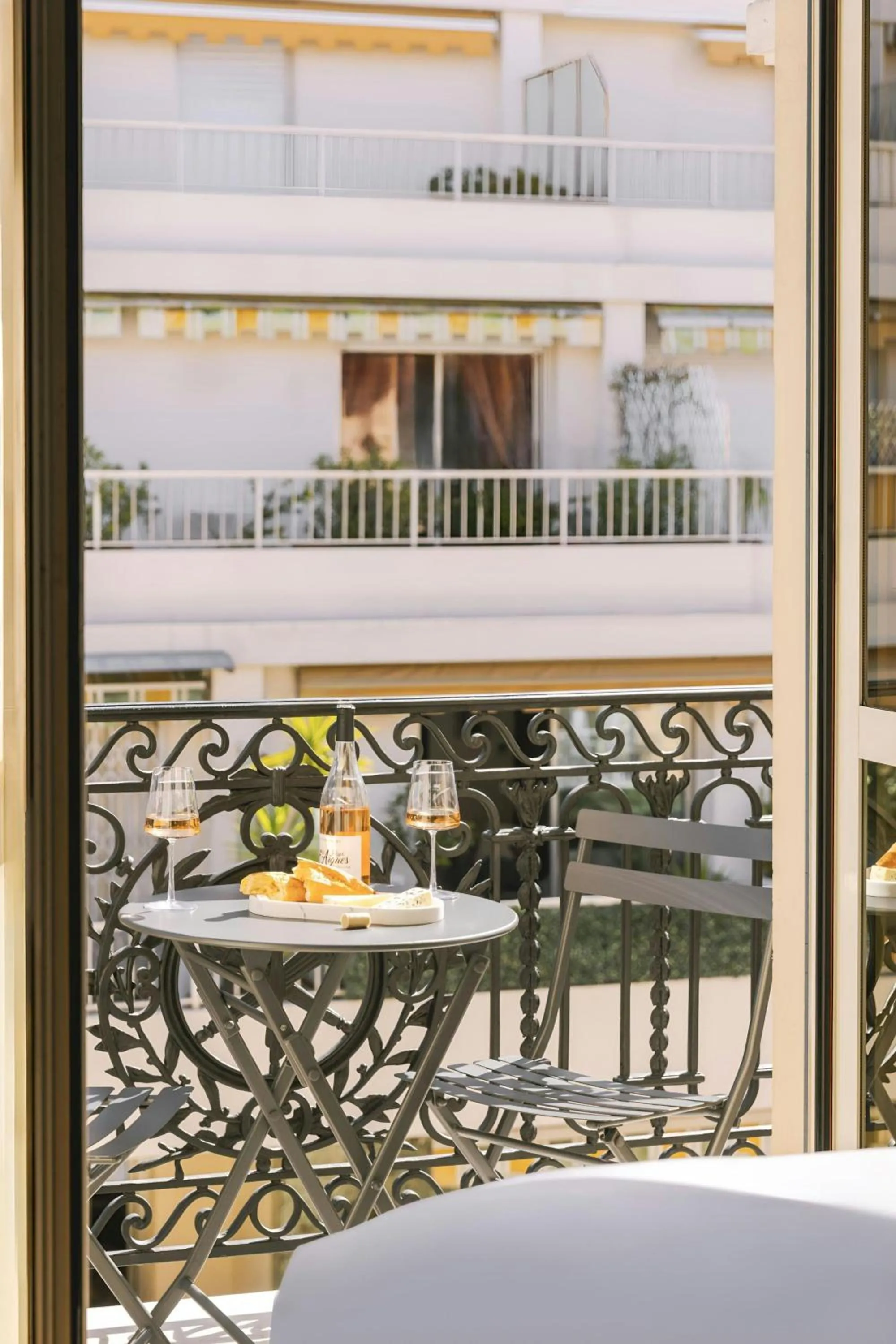 Photo of the whole room in Yelo Mozart Hotel Les Musiciens, Sonder by Marriott Bonvoy