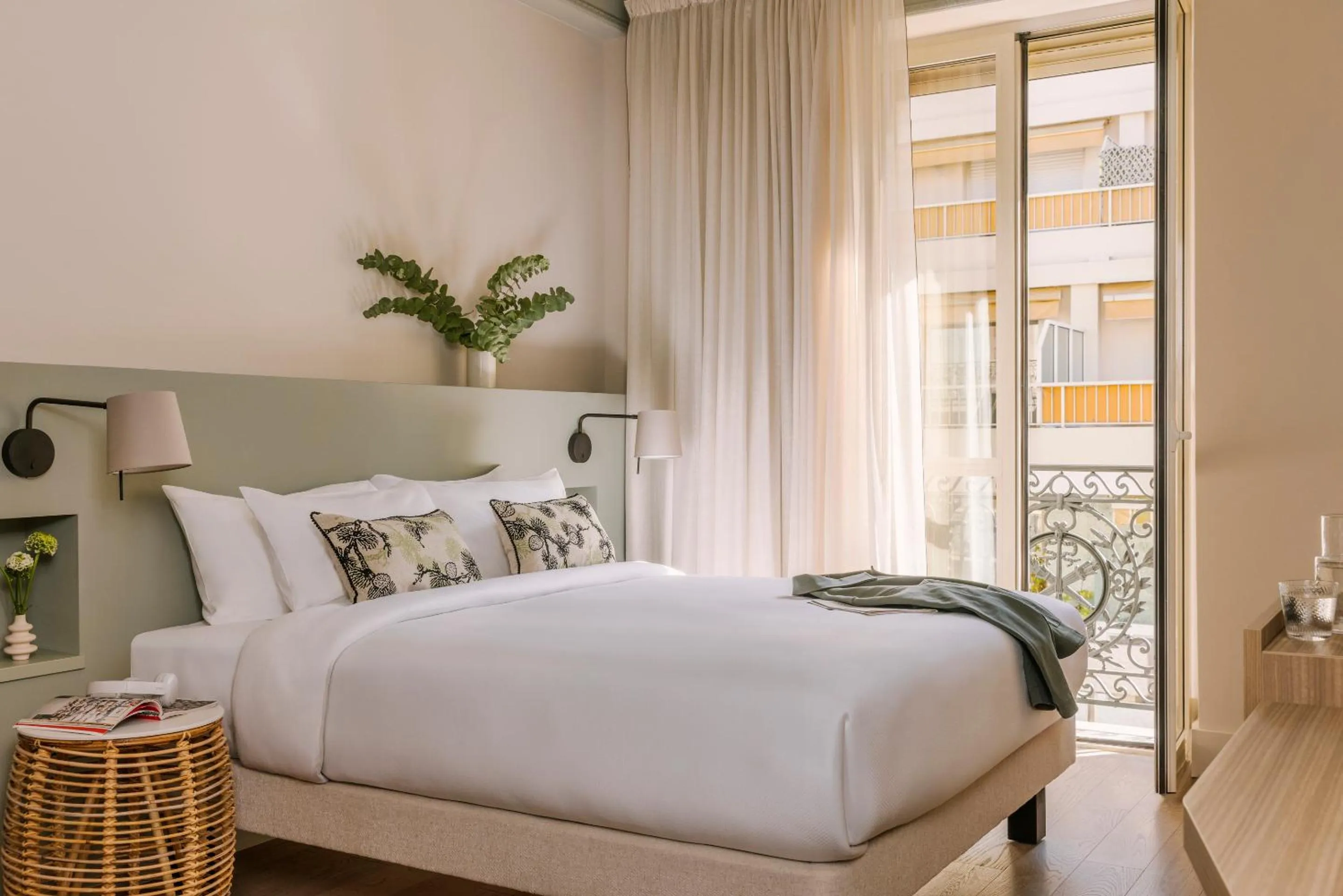 Queen Room - Disability Access in Yelo Mozart Hotel Les Musiciens, Sonder by Marriott Bonvoy