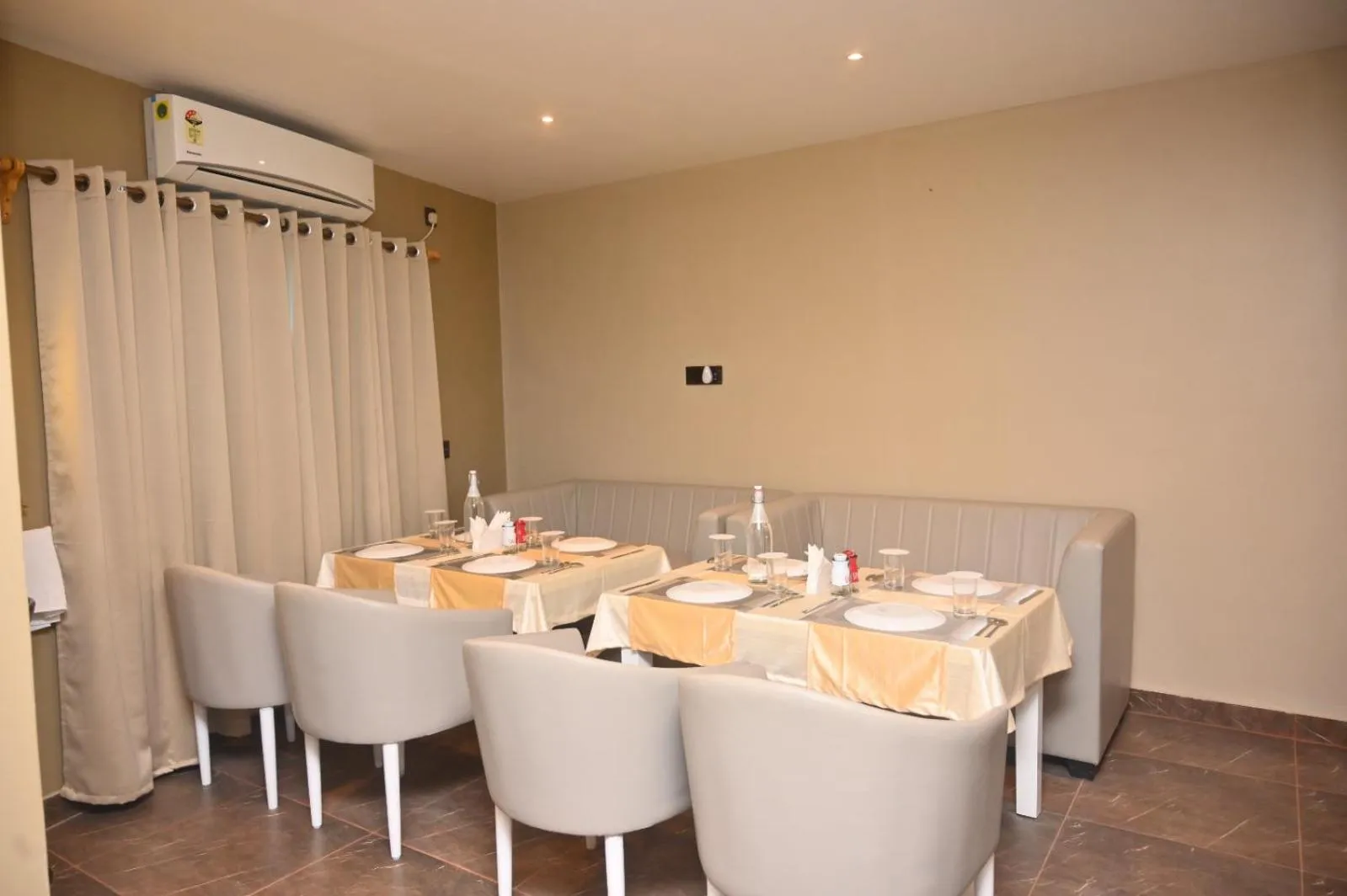 Restaurant/places to eat in ESSENCE GRANDEUR