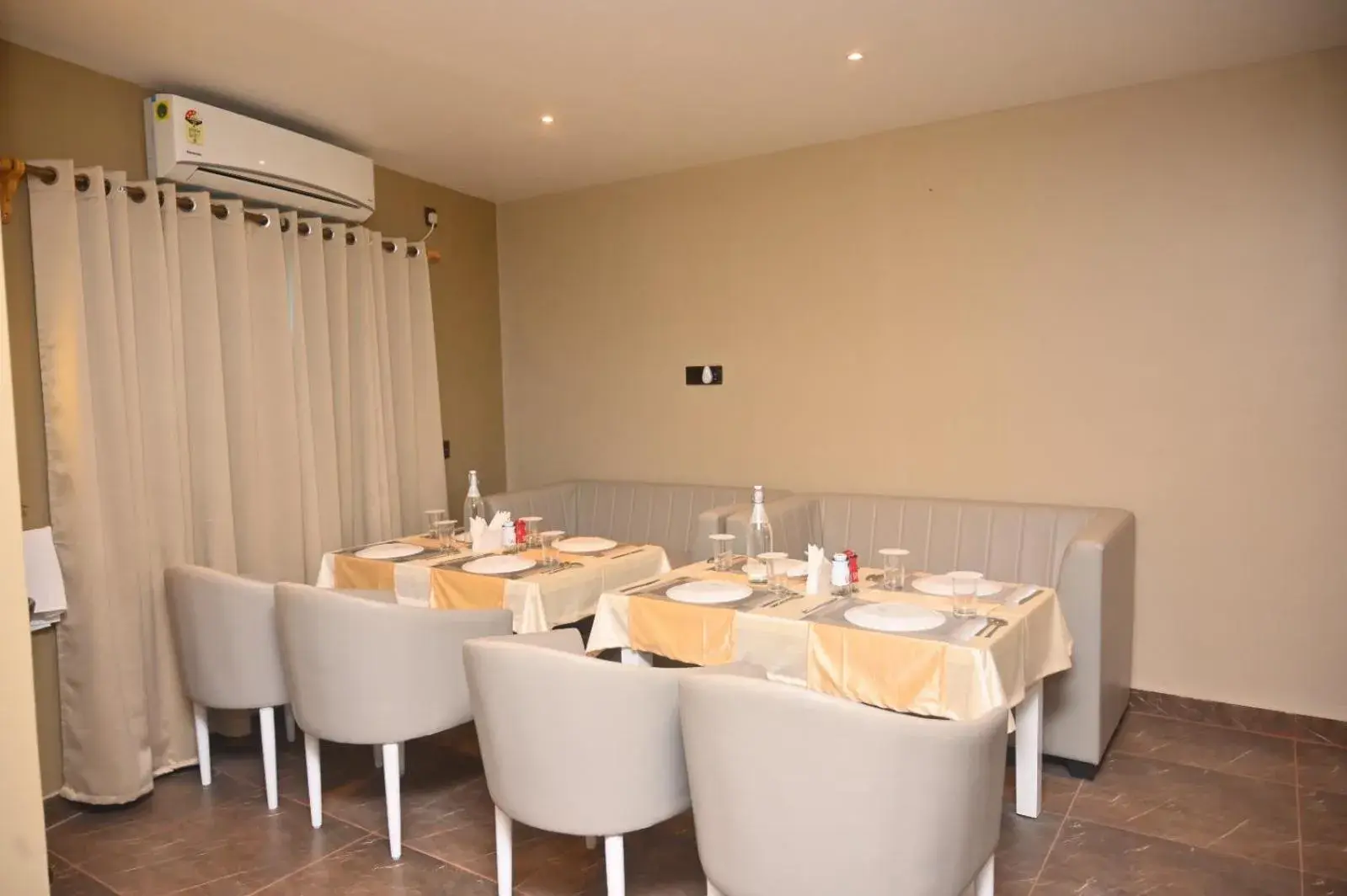 Restaurant/places to eat in ESSENCE GRANDEUR Restaurant/places to eat in ESSENCE GRANDEUR