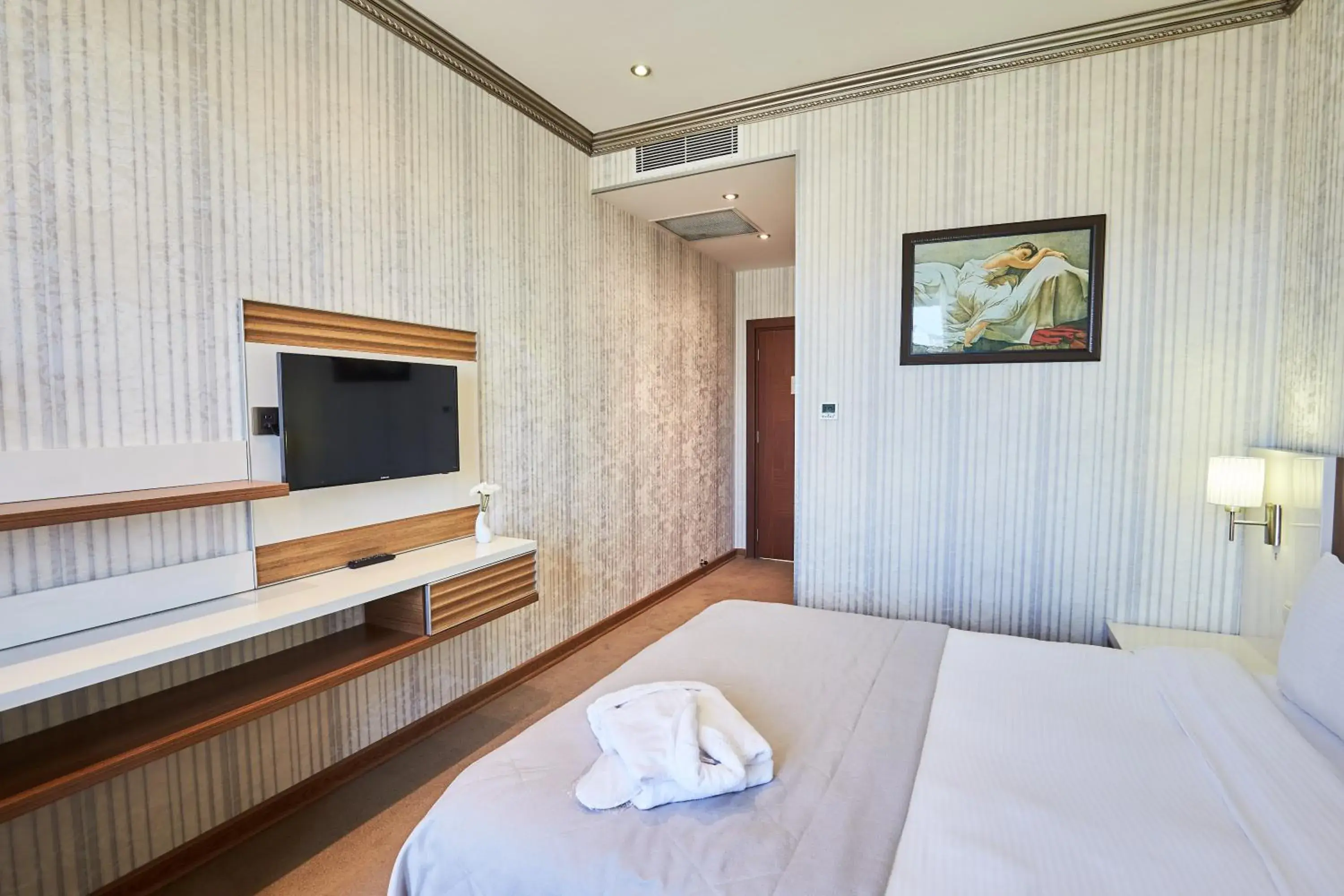 Bed, TV/Entertainment Center in Boulevard Side Hotel Bed, TV/Entertainment Center in Boulevard Side Hotel