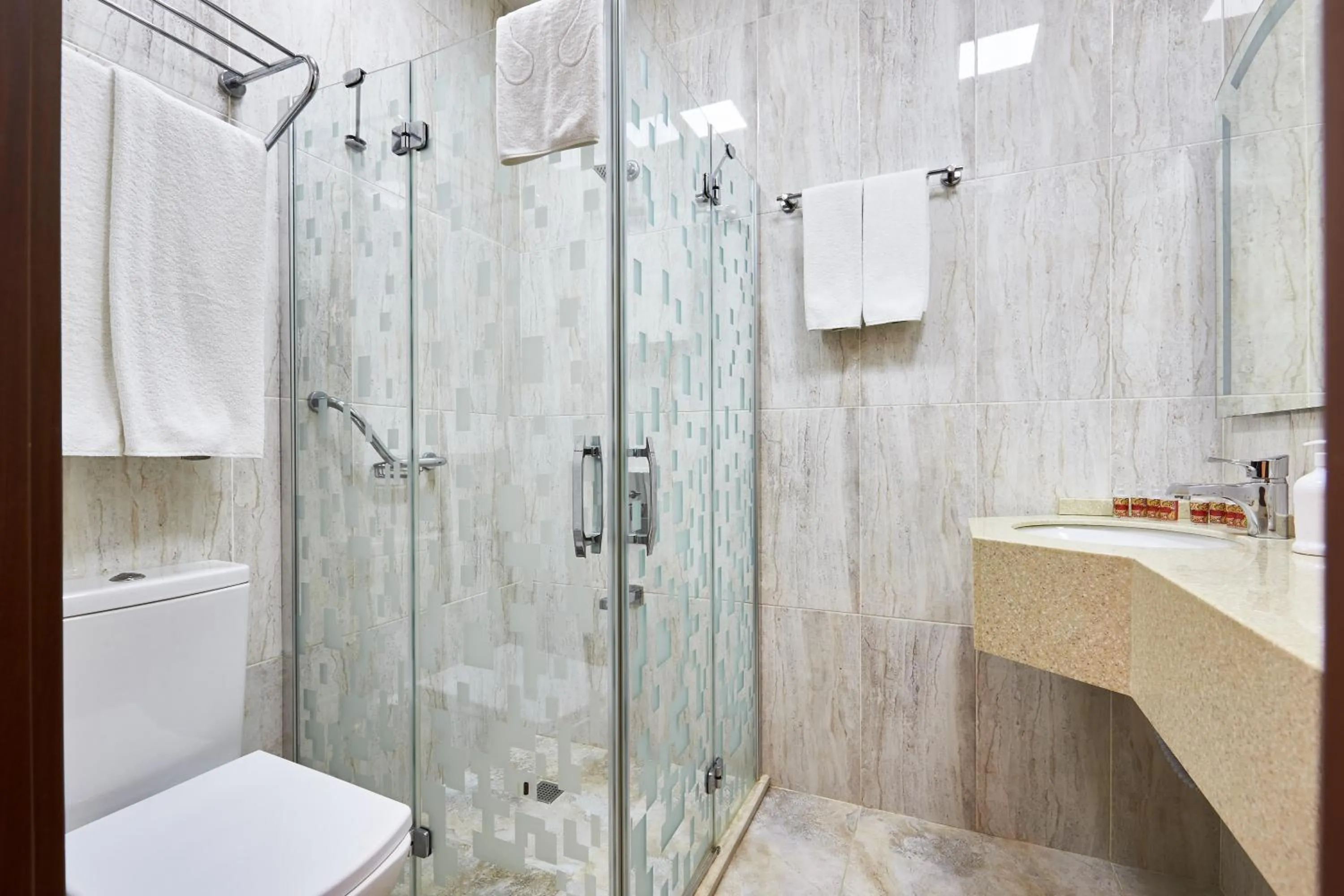 Shower, Bathroom in Boulevard Side Hotel