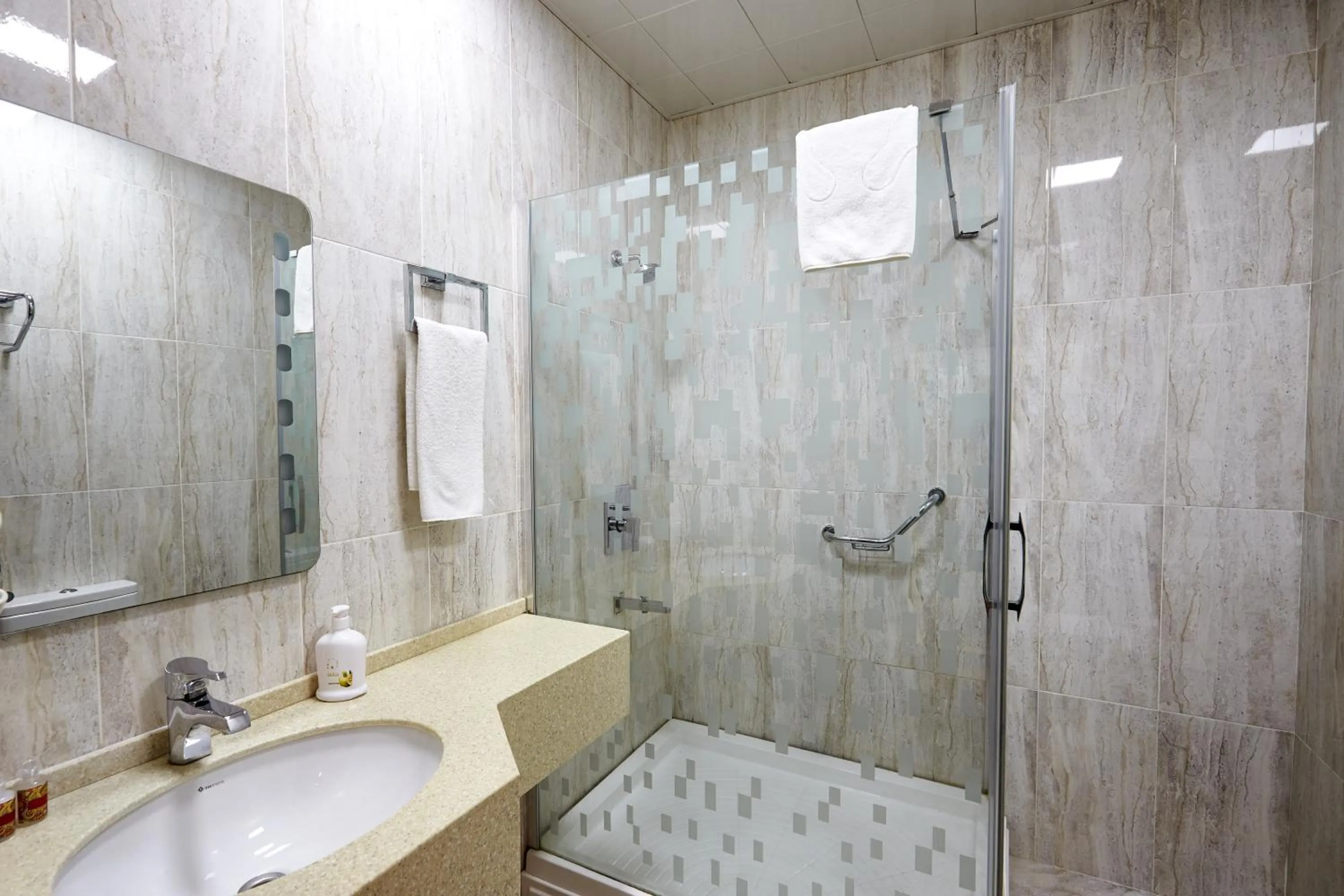 Shower, Bathroom in Boulevard Side Hotel