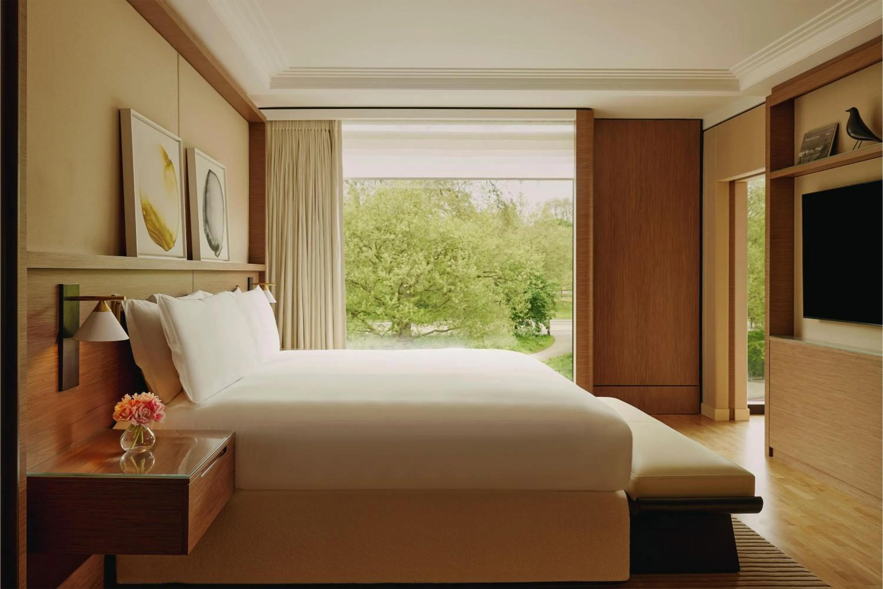 Photo of the whole room, Bed in The Emory, Maybourne