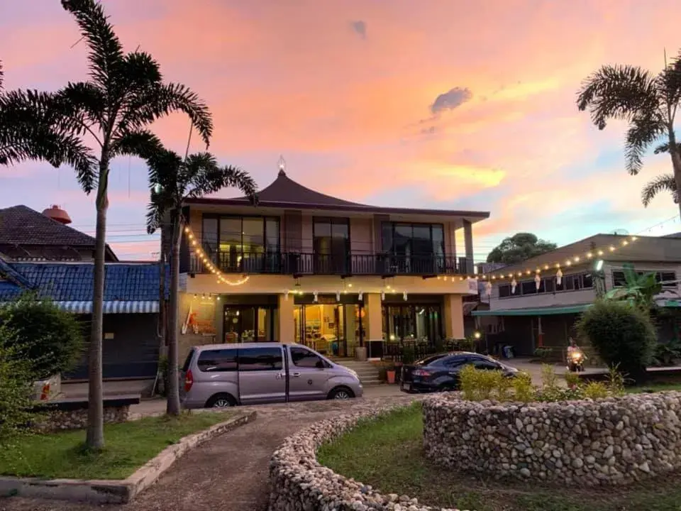 Facade/entrance in Saranya River House สรัญญาริเวอร์เฮาส์ Facade/entrance in Saranya River House สรัญญาริเวอร์เฮาส์