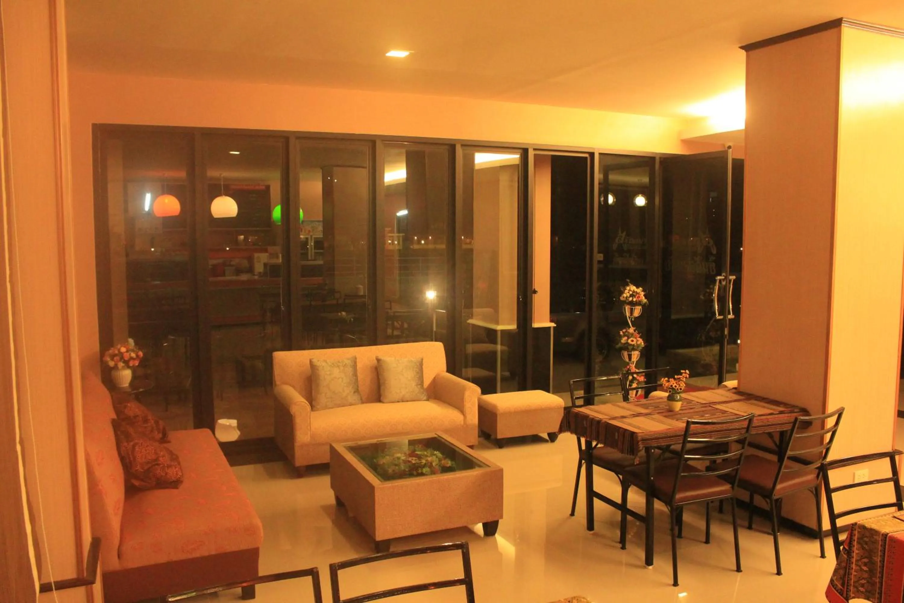 Lounge or bar in Saranya River House สรัญญาริเวอร์เฮาส์