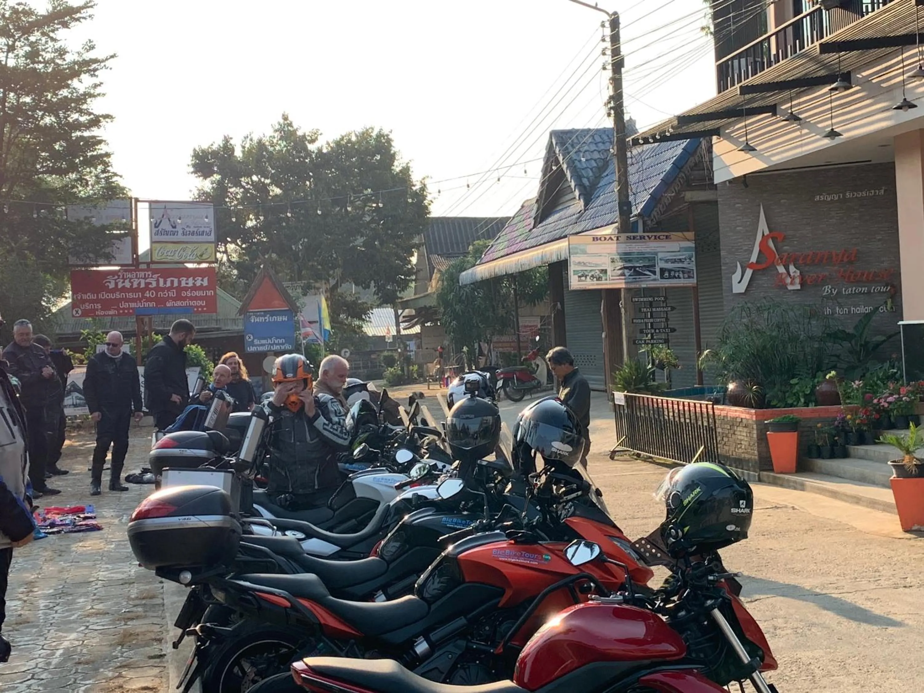 group of guests in Saranya River House สรัญญาริเวอร์เฮาส์