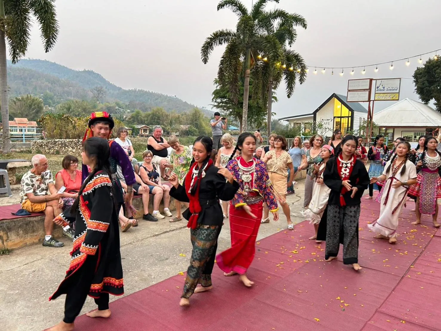 Garden in Saranya River House สรัญญาริเวอร์เฮาส์