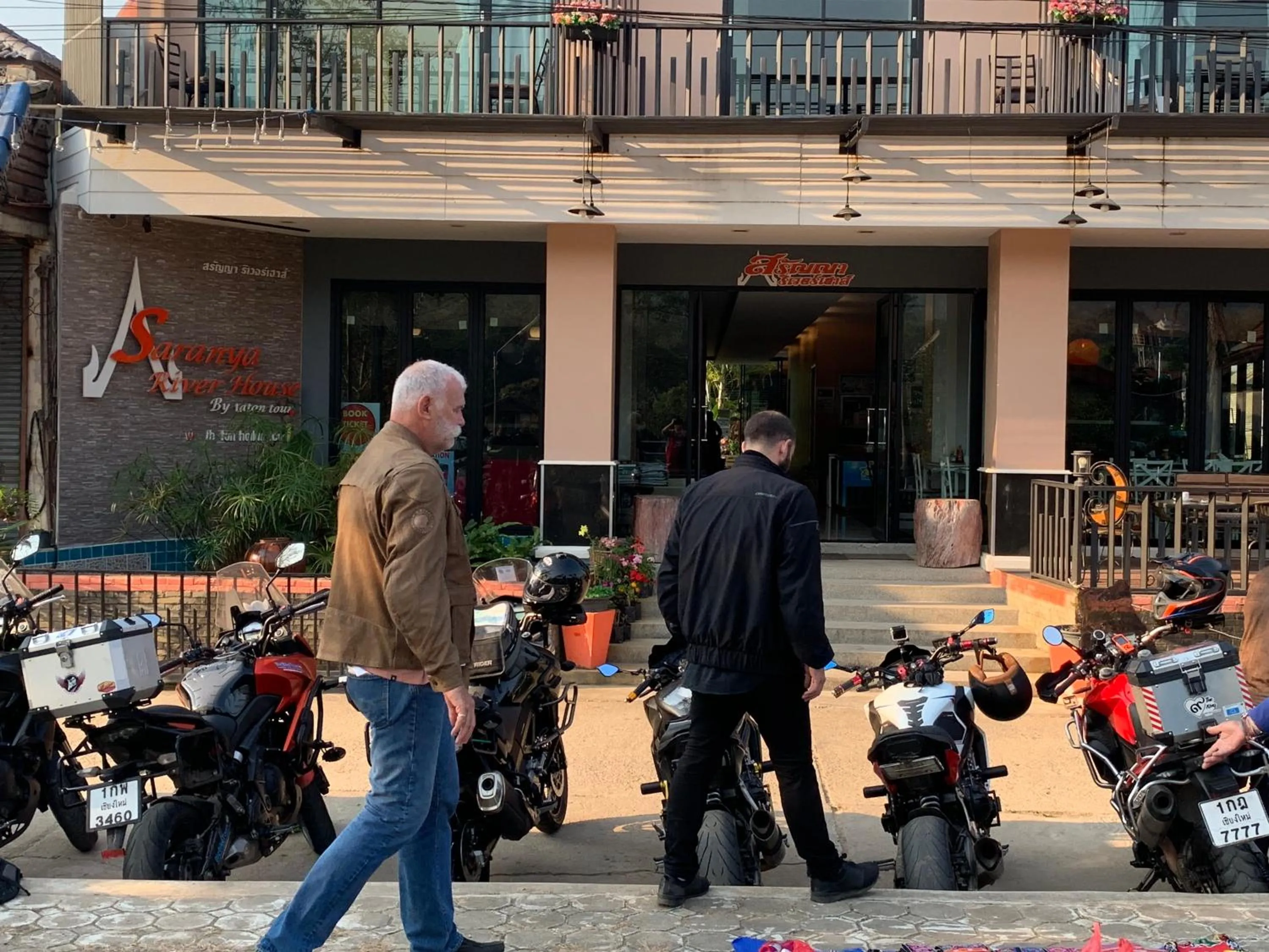 group of guests in Saranya River House สรัญญาริเวอร์เฮาส์