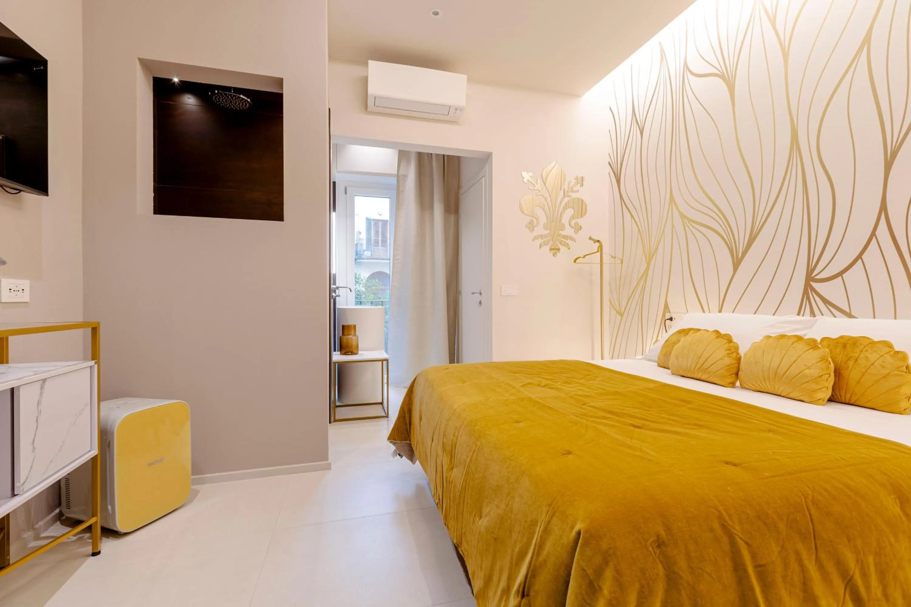 Communal lounge/ TV room, Bed in FLORENCE SEASONS B&B