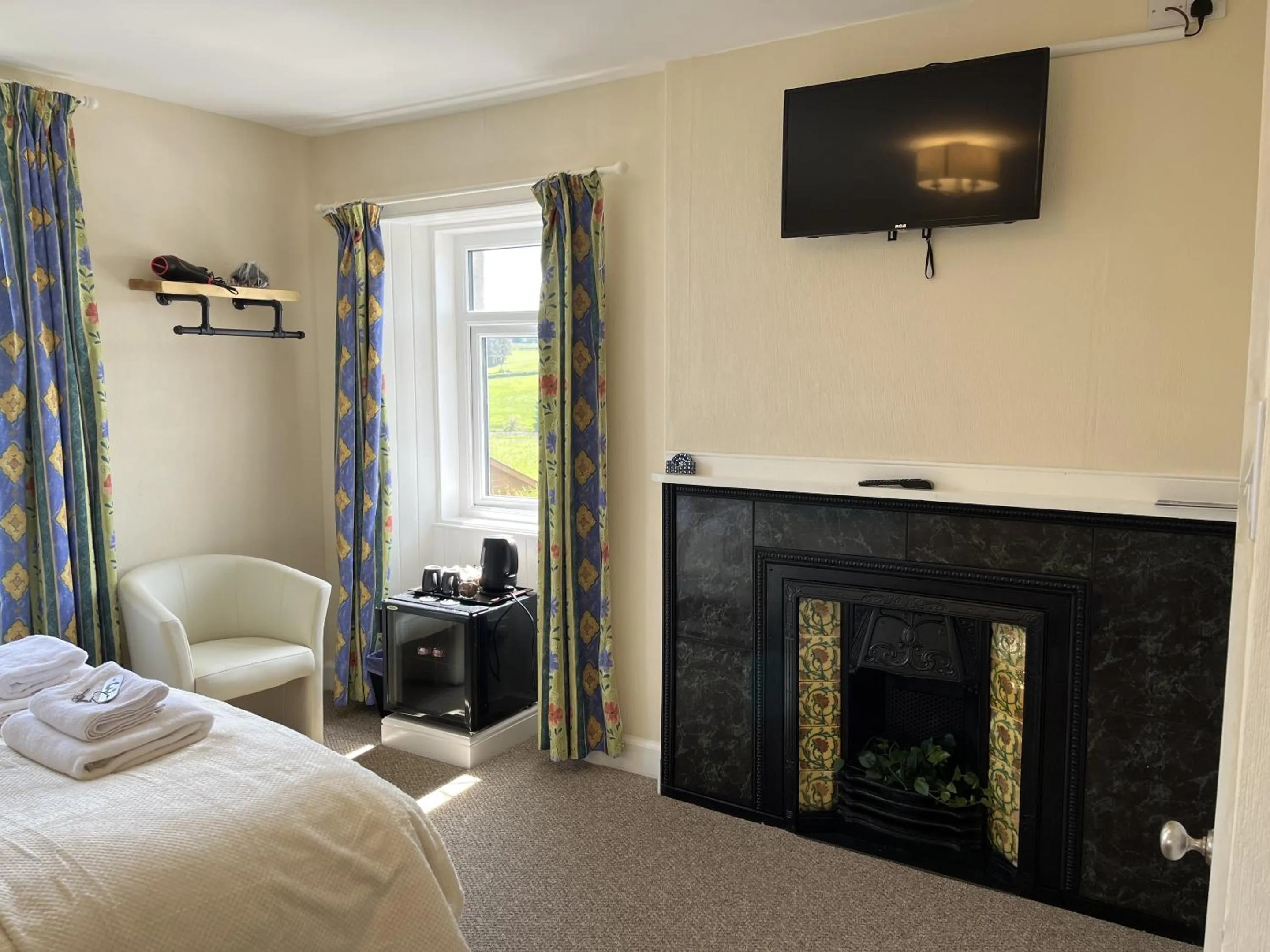 Bedroom, Bed in The Village Inn