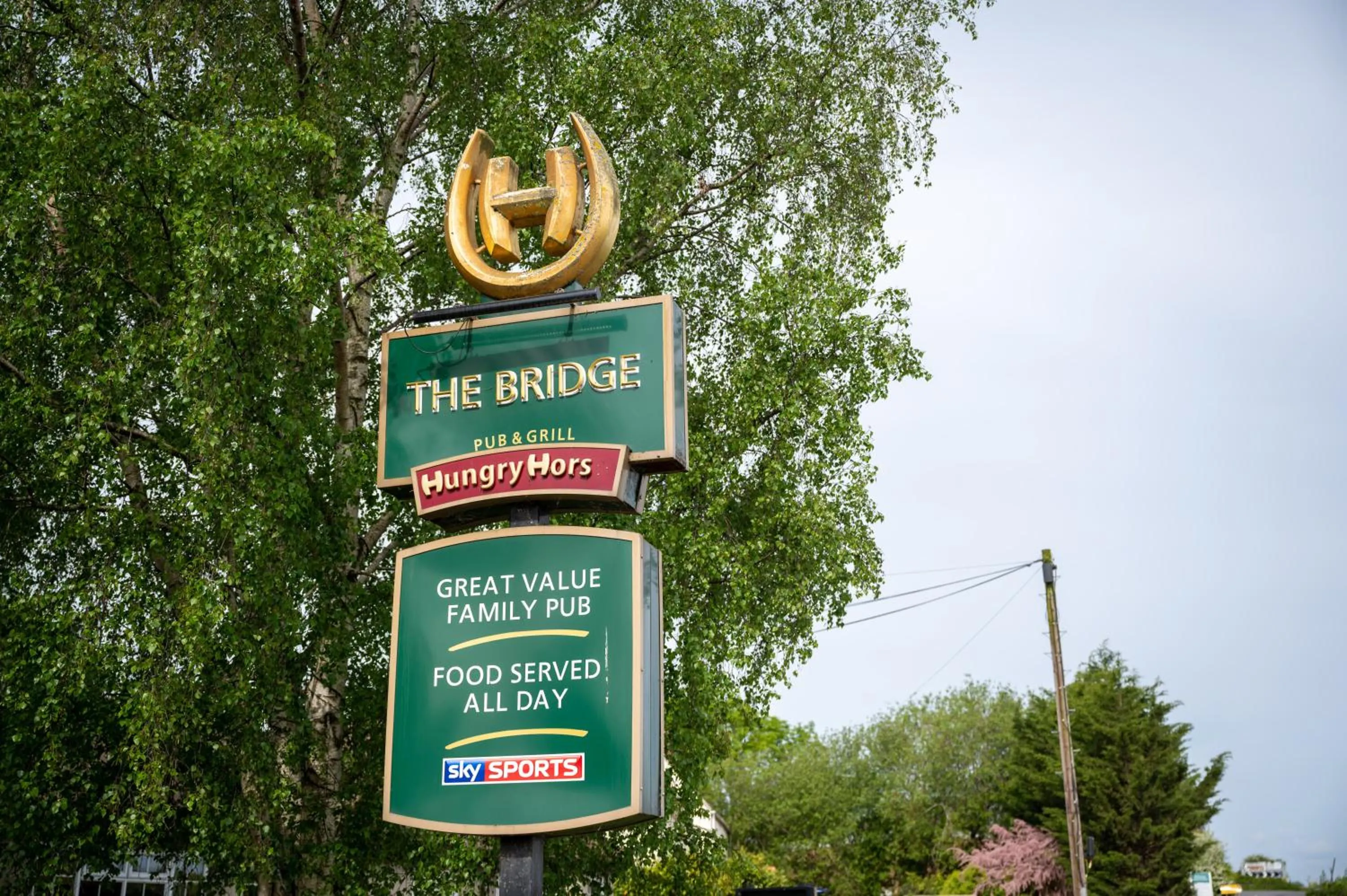 Logo/Certificate/Sign in Bridge Inn By Greene King Inns