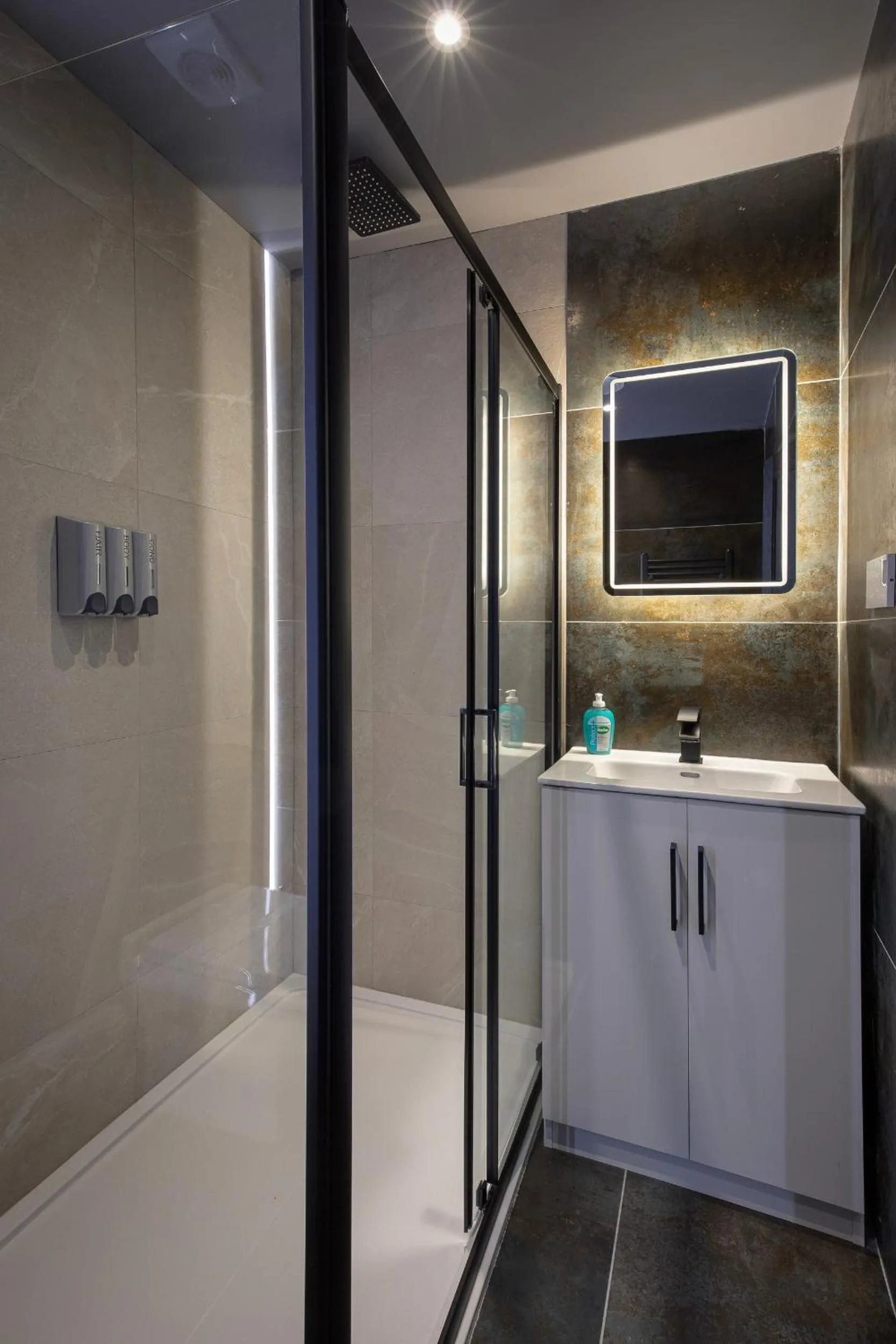 Shower in The Charleston