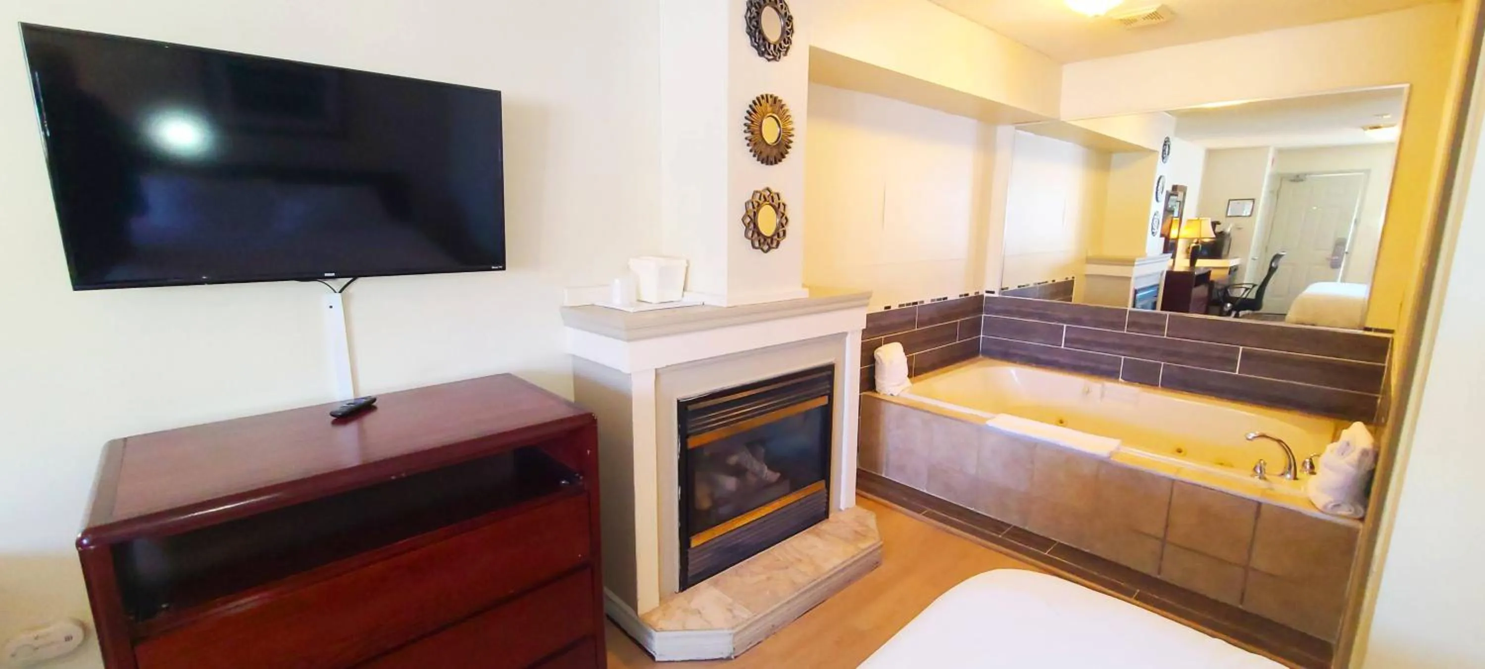 Hot Tub, Bed in Riviera Inn And Suites 1000 Islands