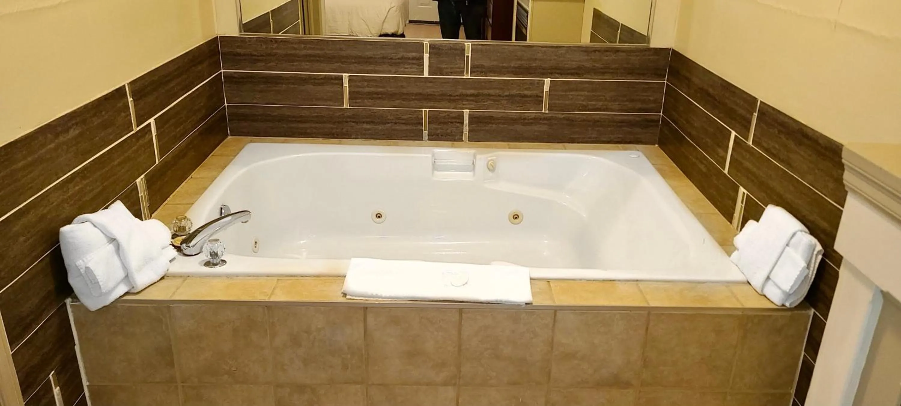 Hot Tub in Riviera Inn And Suites 1000 Islands