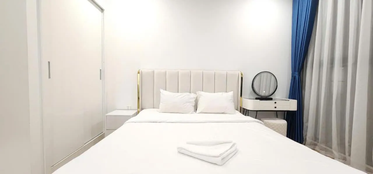 Bedroom, Bed in Vinhomes Skylake
