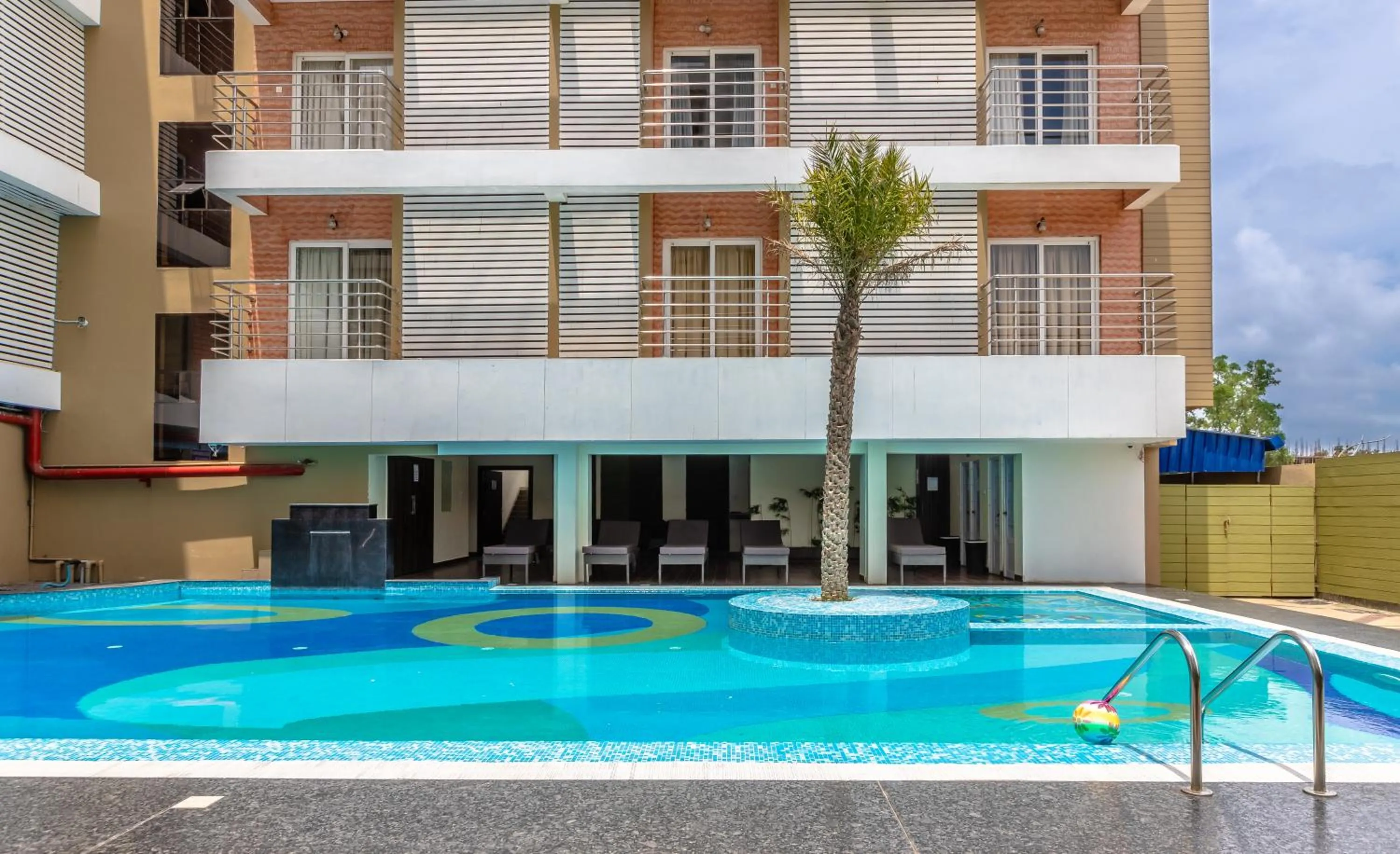 Swimming pool in The Piku's Inn