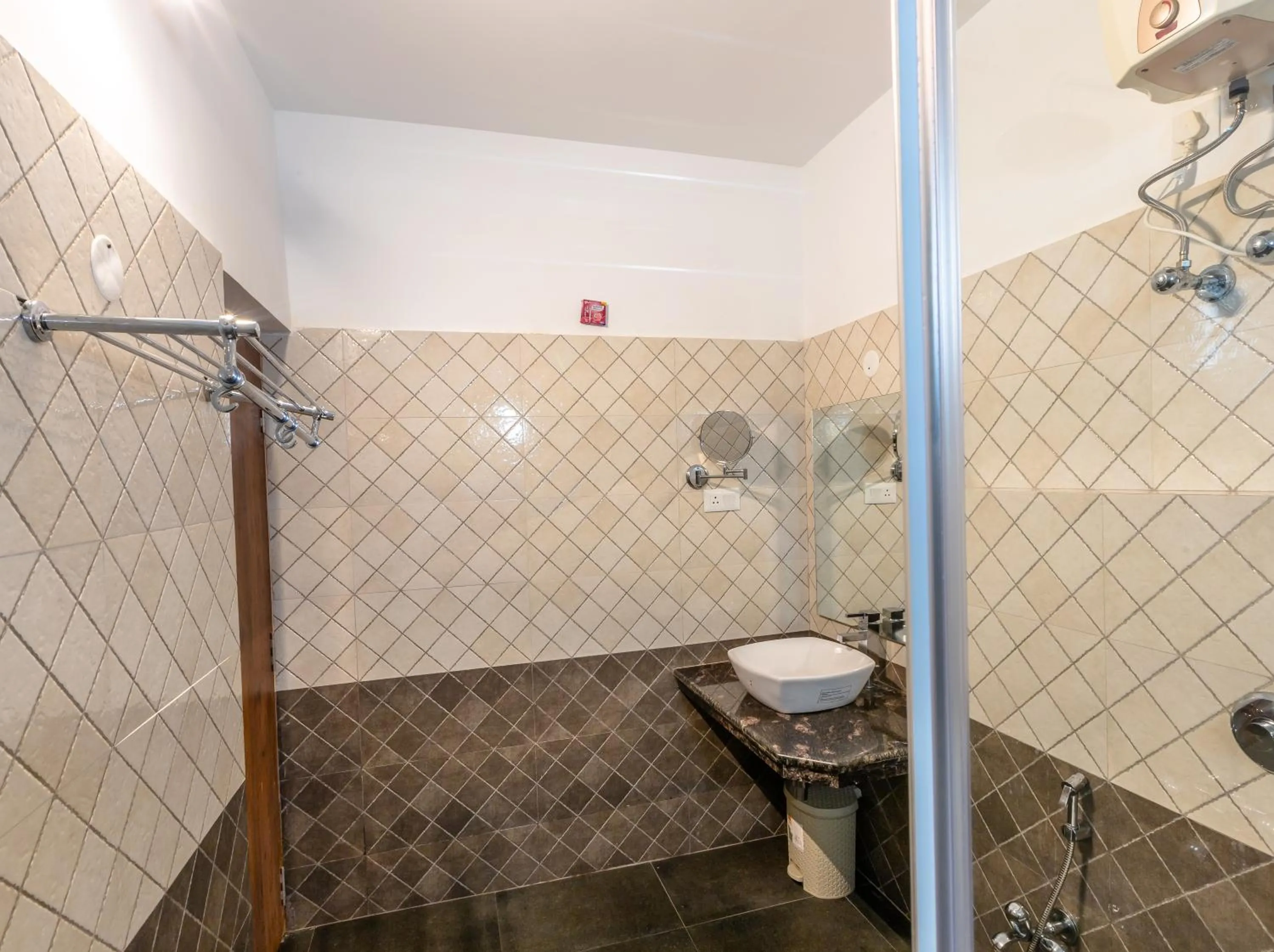 Toilet in The Piku's Inn