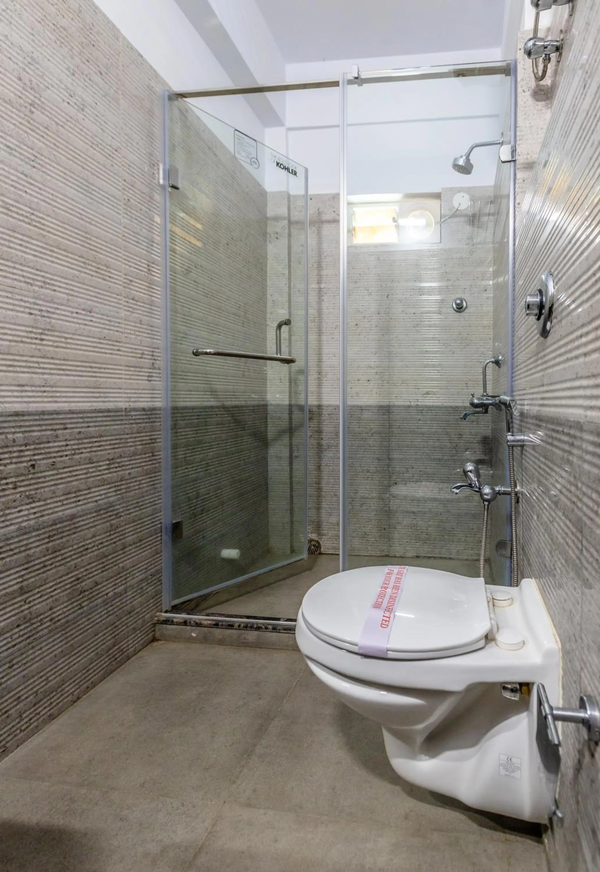 Toilet in The Piku's Inn