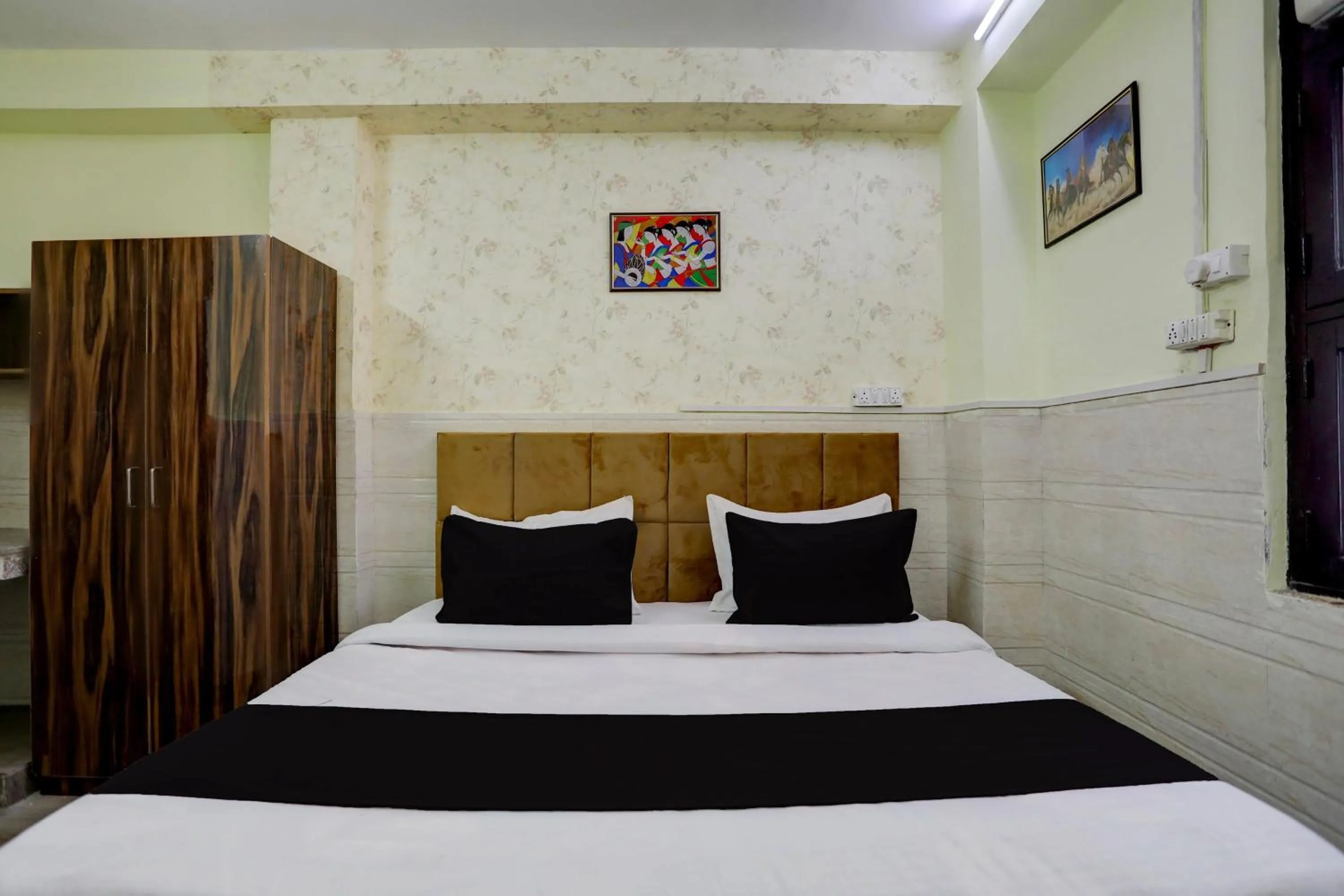 Facade/entrance, Bed in Hotel O vista 18 inn