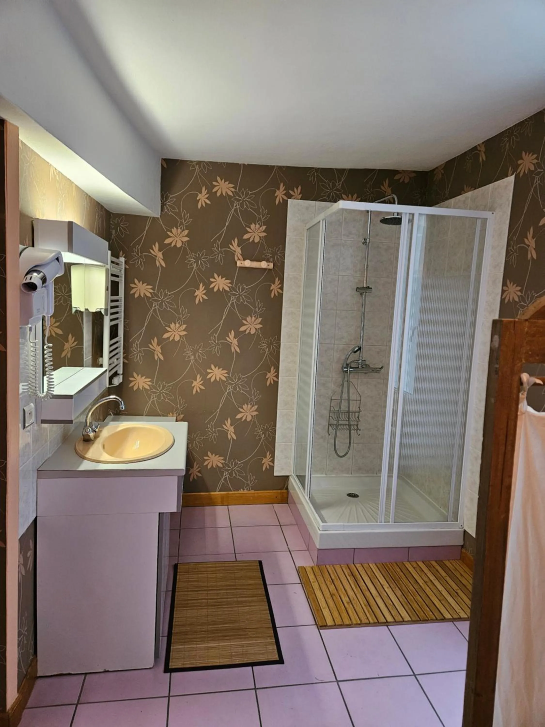 Bathroom in LA GARDE DUCALE