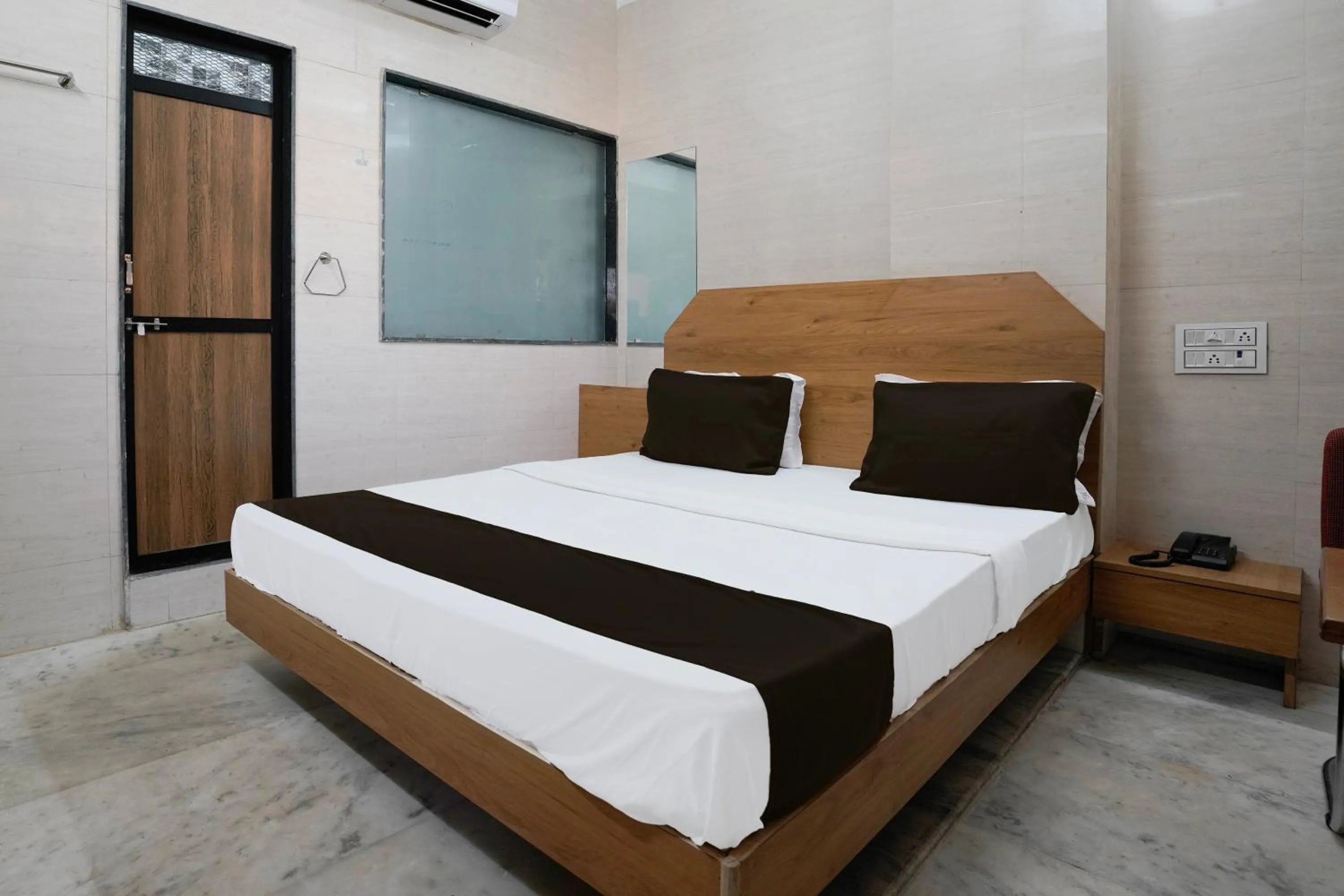 Facade/entrance, Bed in Super Hotel O H.R.KING HOTEL