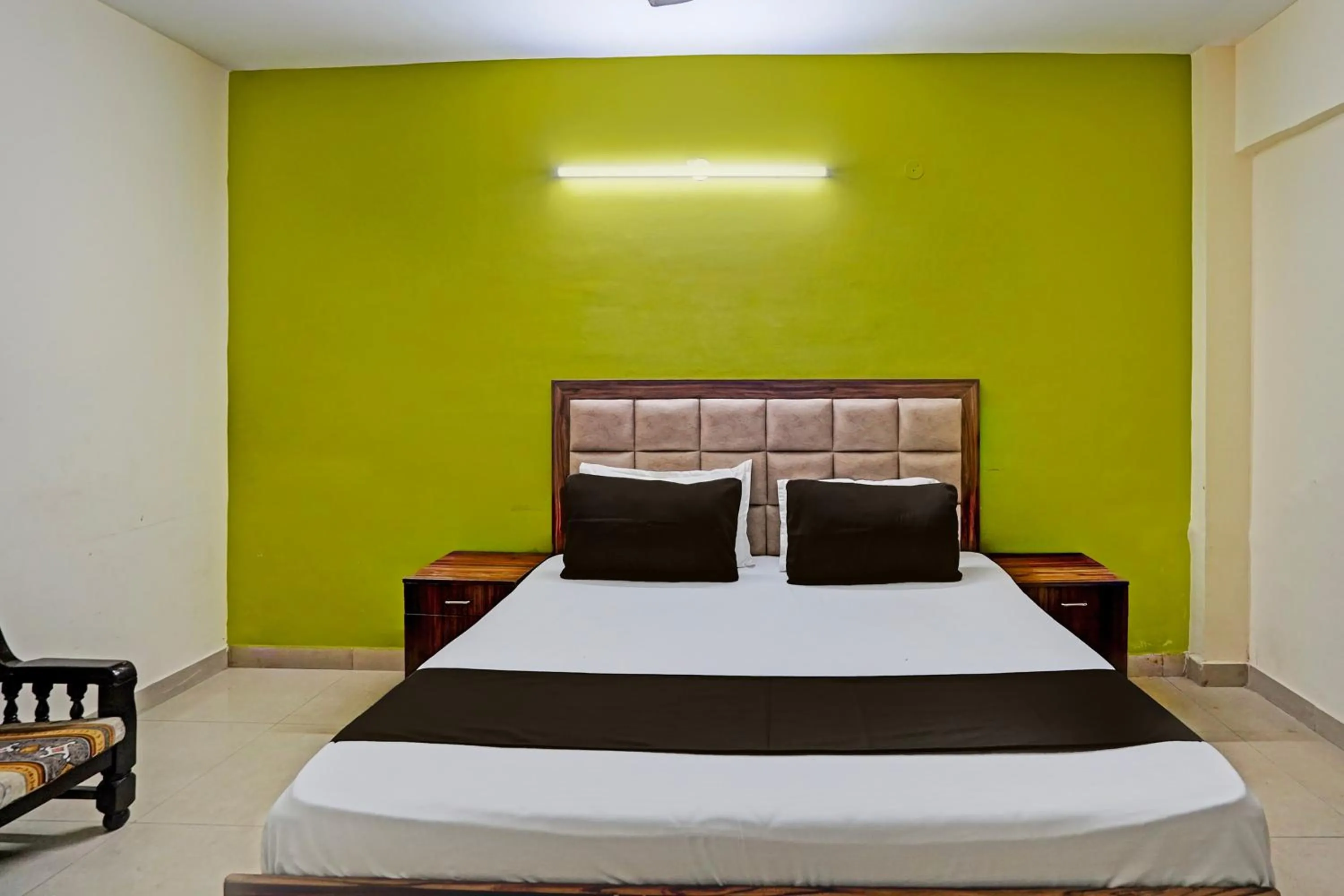 Bedroom, Bed in Hotel O HOTEL CROWN 15