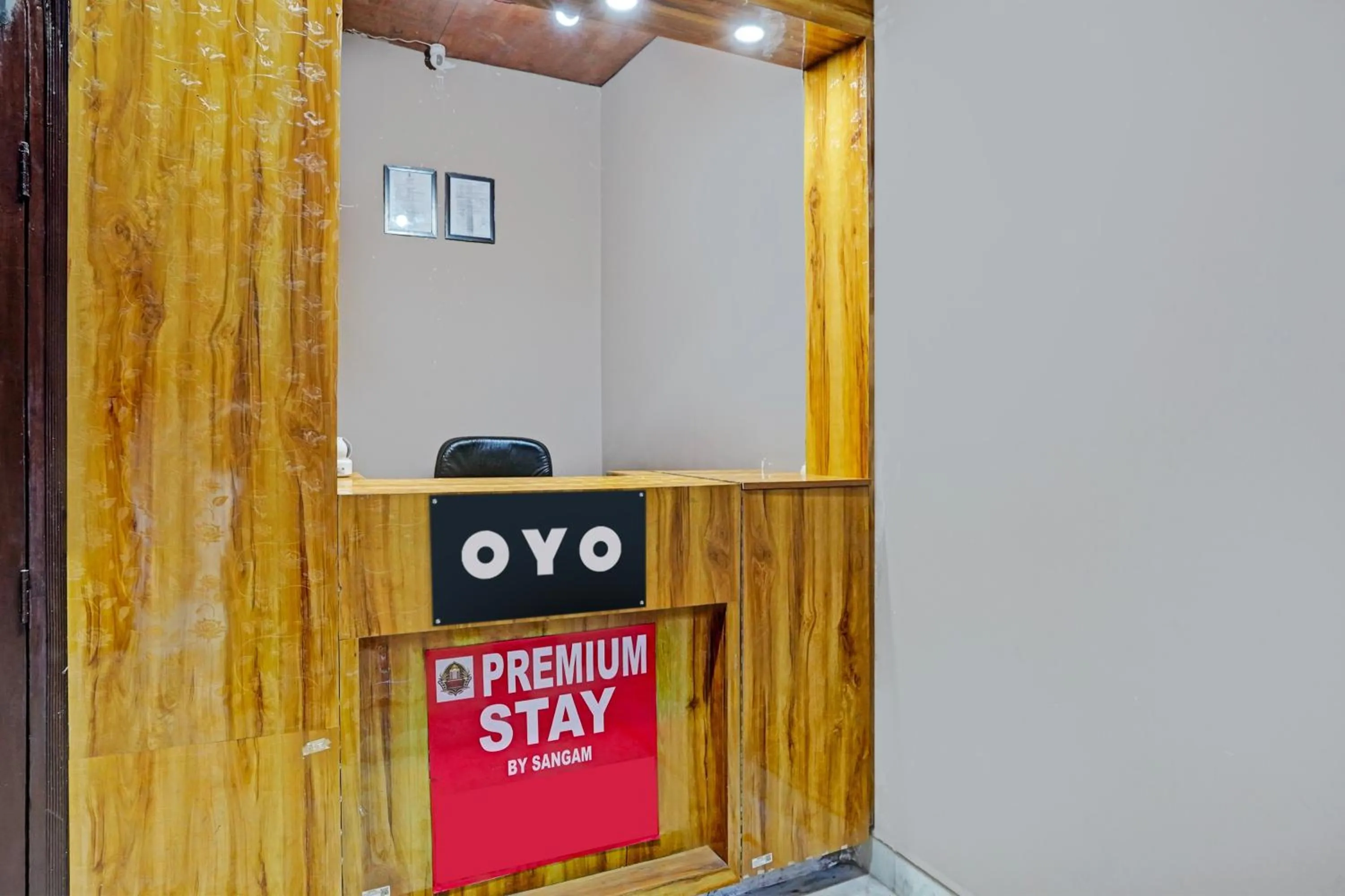 Lobby or reception in Hotel O HOTEL CROWN 15