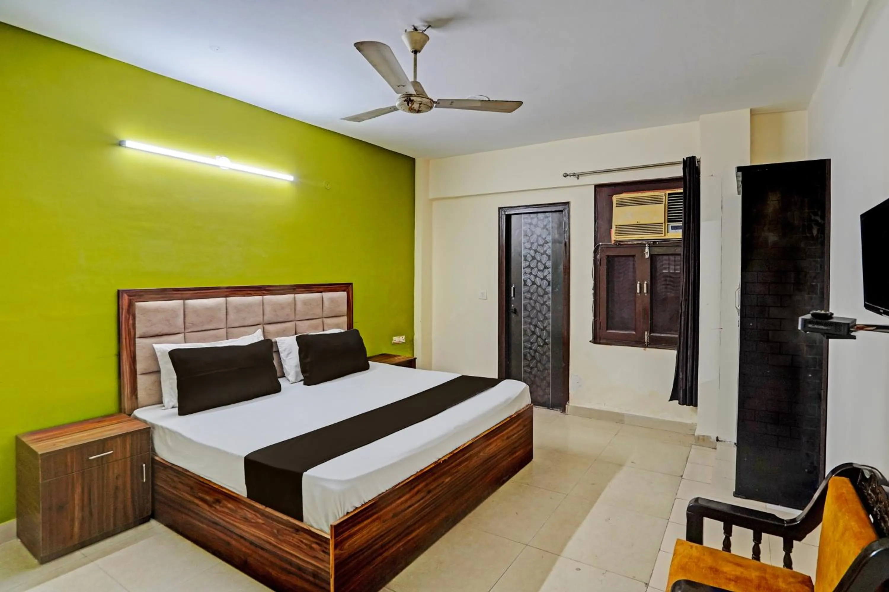 Bedroom, Bed in Hotel O HOTEL CROWN 15