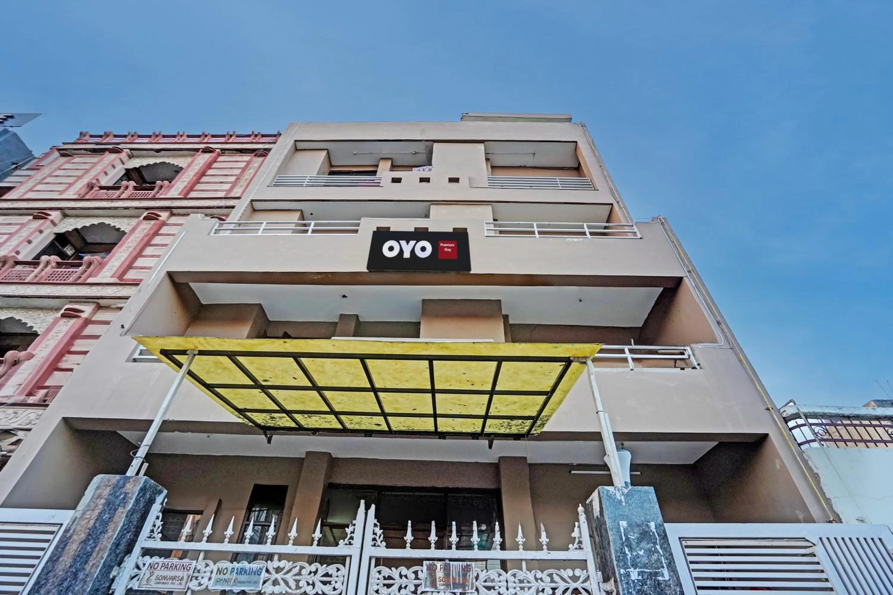 Facade/entrance in Hotel O HOTEL CROWN 15