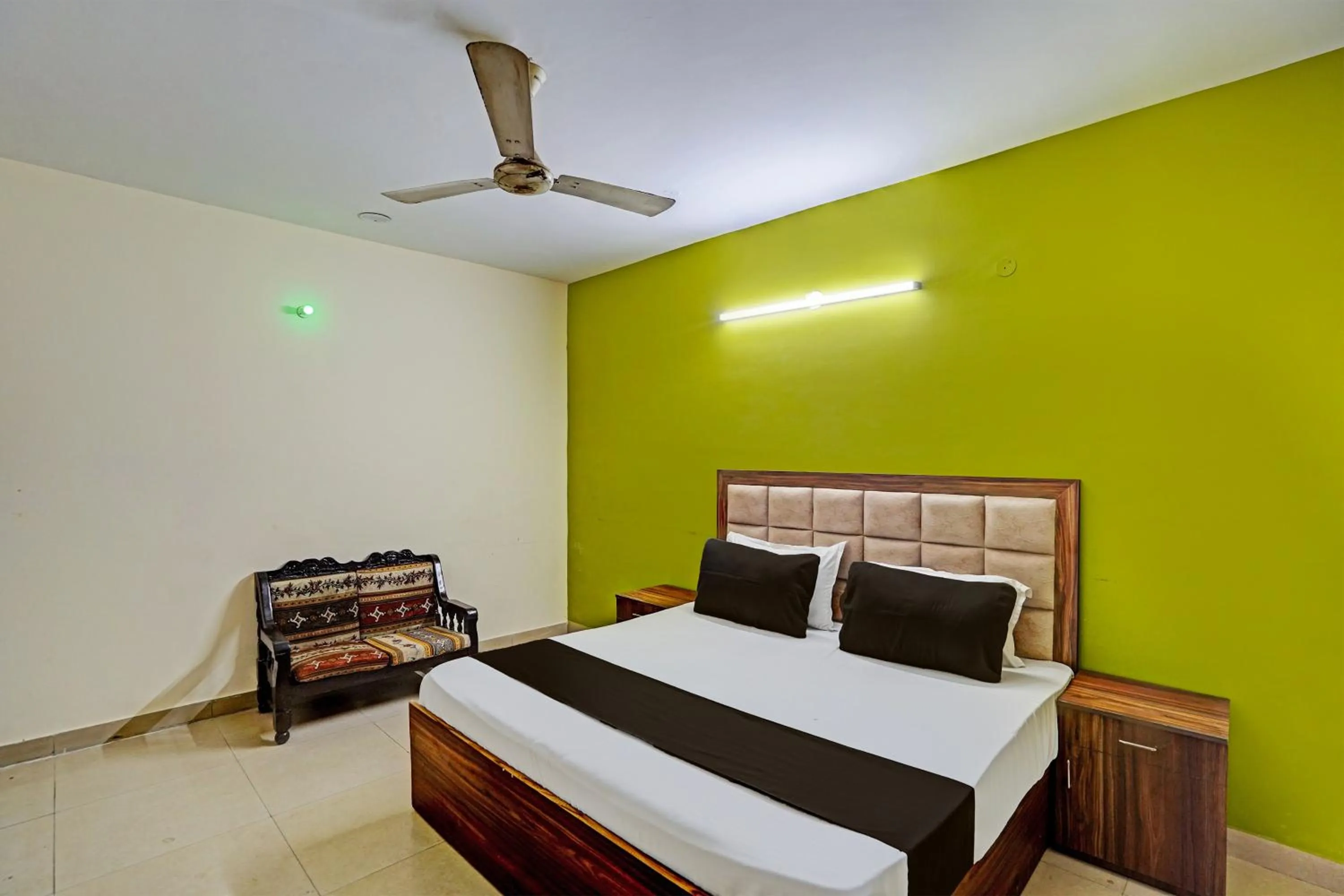 Bedroom, Bed in Hotel O HOTEL CROWN 15