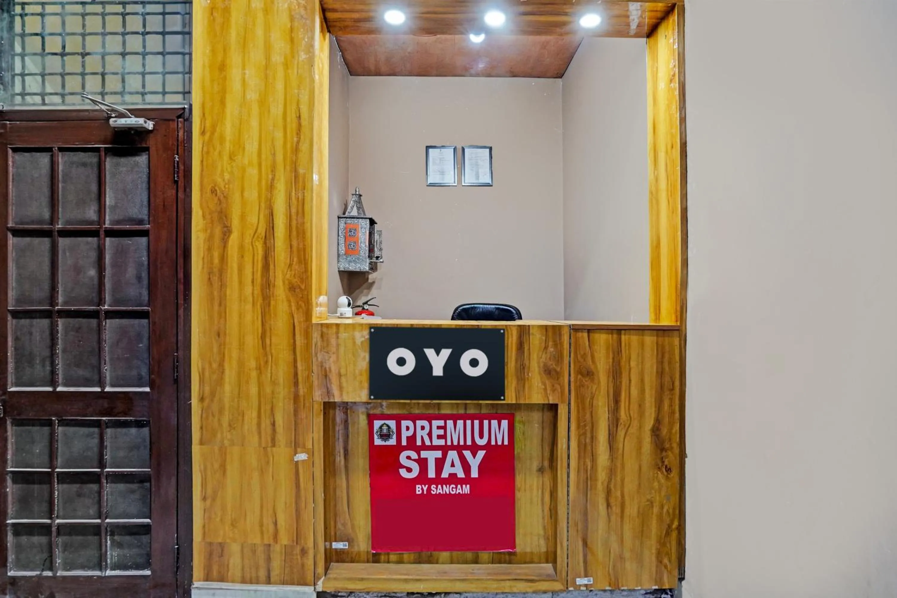 Lobby or reception in Hotel O HOTEL CROWN 15