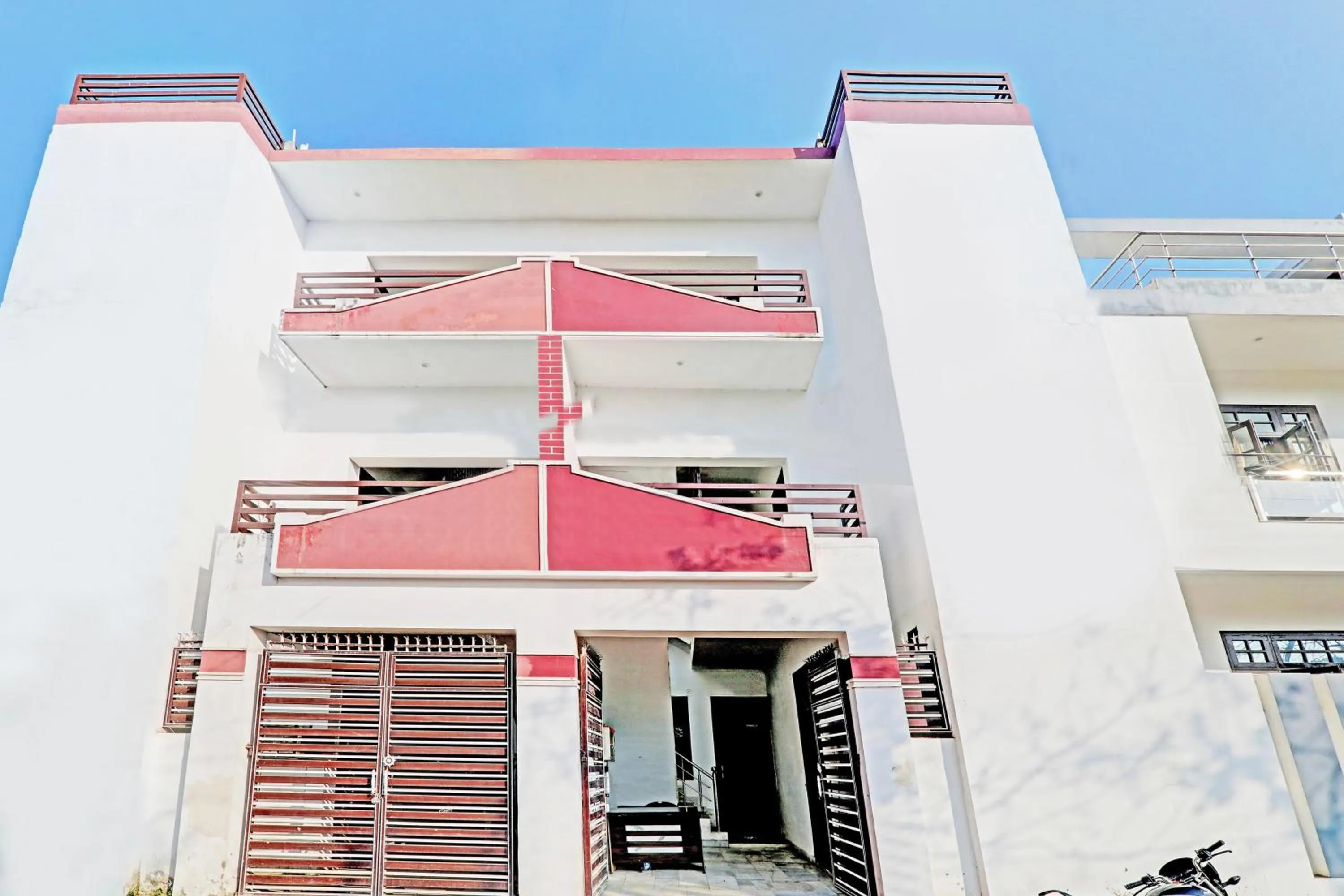 Facade/entrance in Hotel O Jankipuram Paradise Hotel